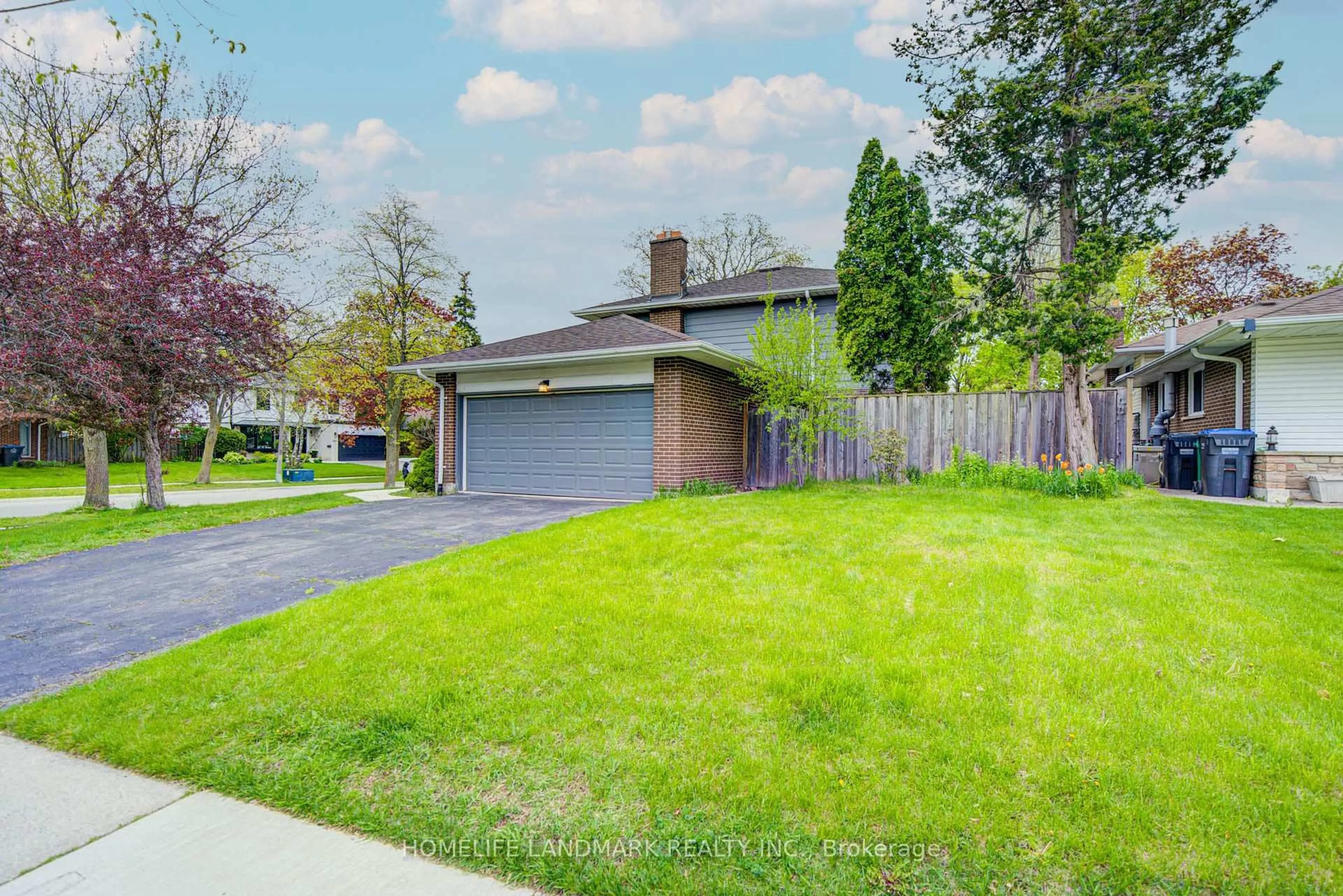 Home with brick exterior material, street for 2532 Renzoni Rd, Mississauga Ontario L5K 1W9