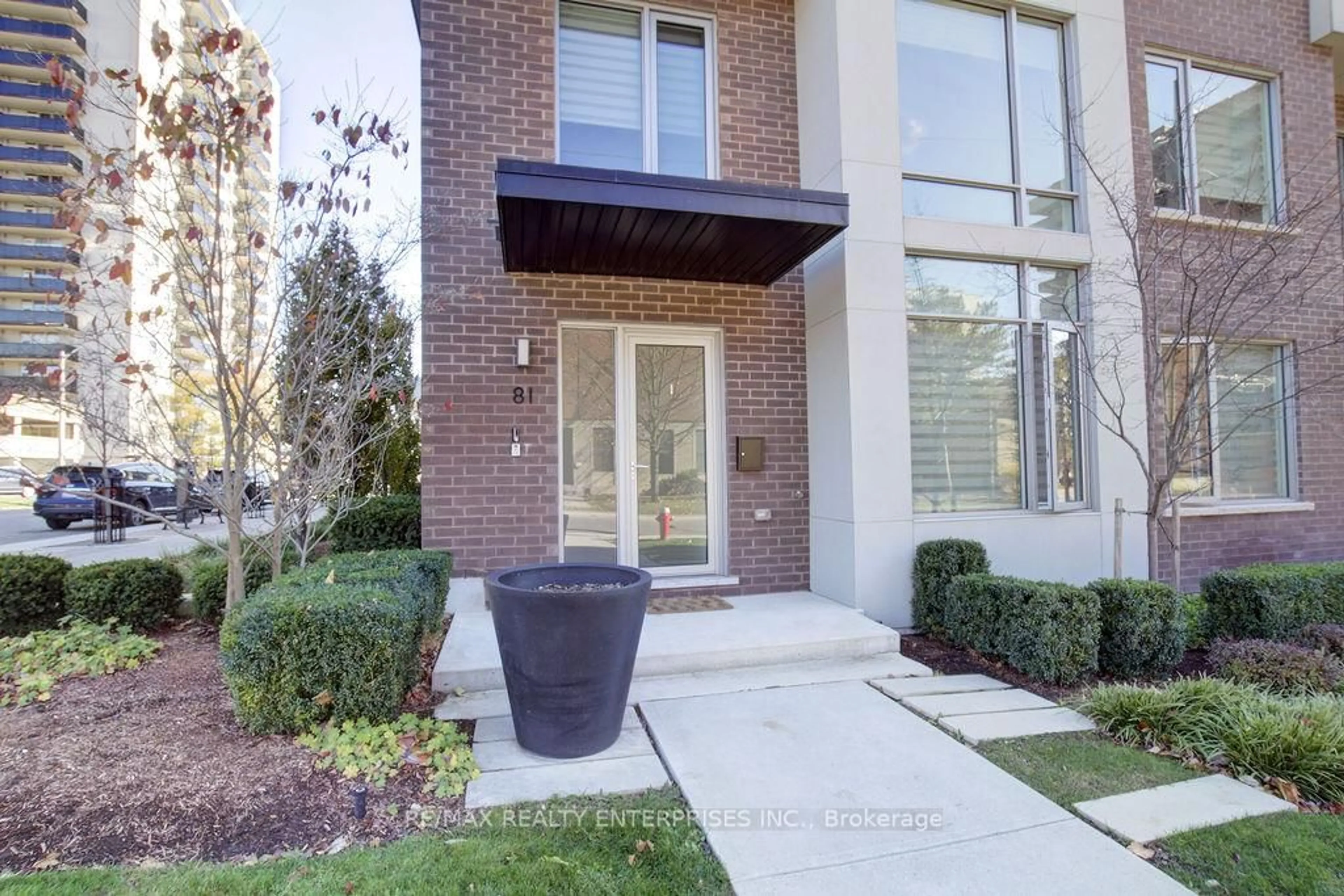 Home with brick exterior material, street for 81 High St, Mississauga Ontario L5G 1K3