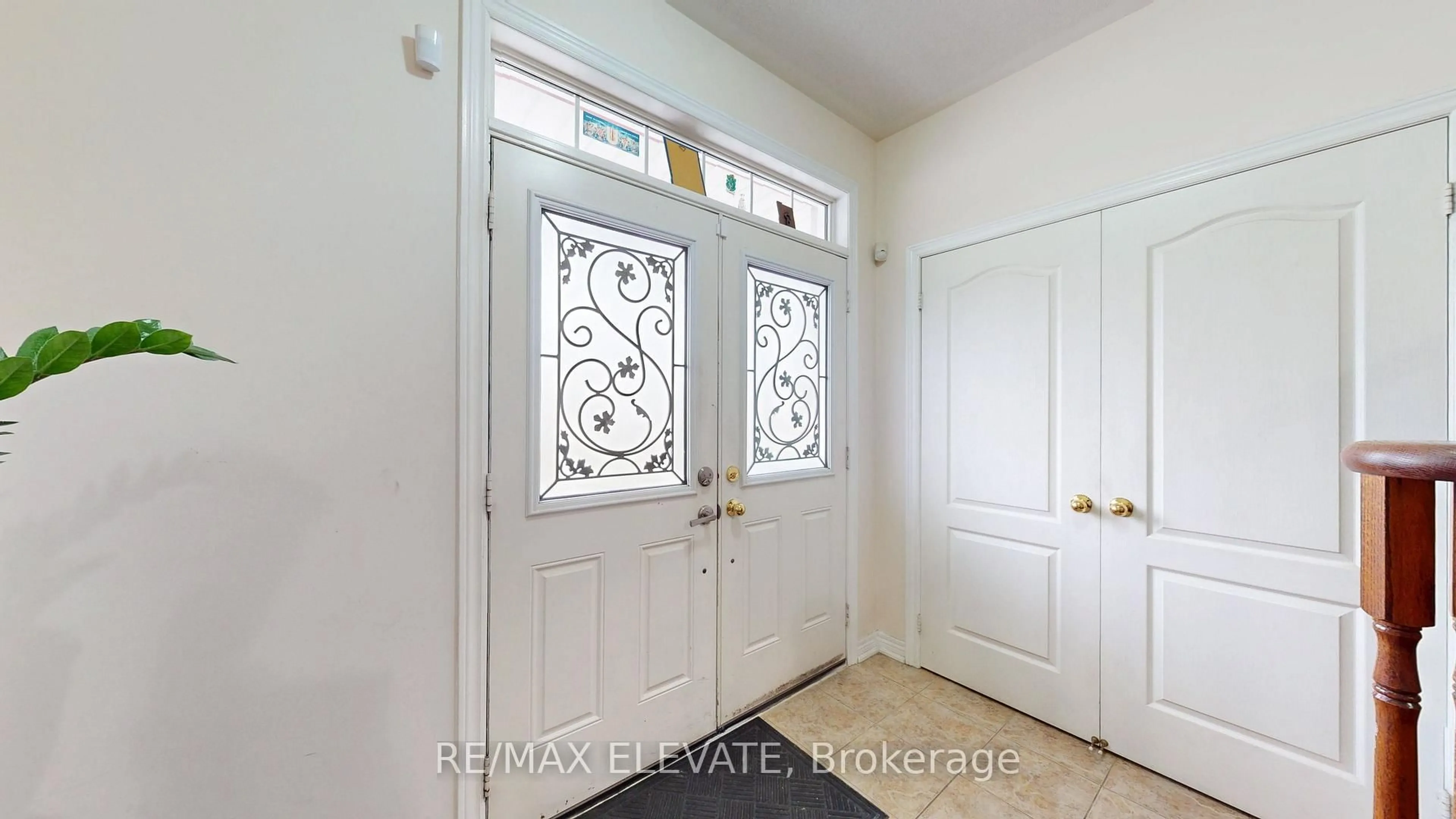 Indoor entryway for 45 Castle Oaks Cross, Brampton Ontario L6P 3G9