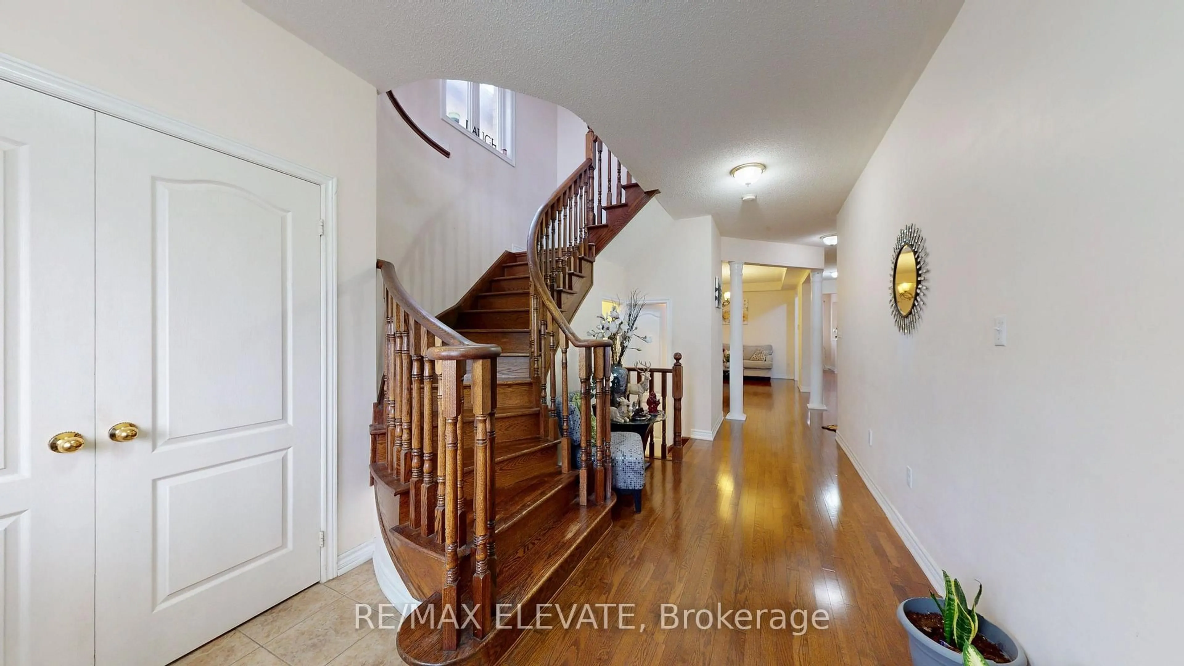 Indoor foyer for 45 Castle Oaks Cross, Brampton Ontario L6P 3G9