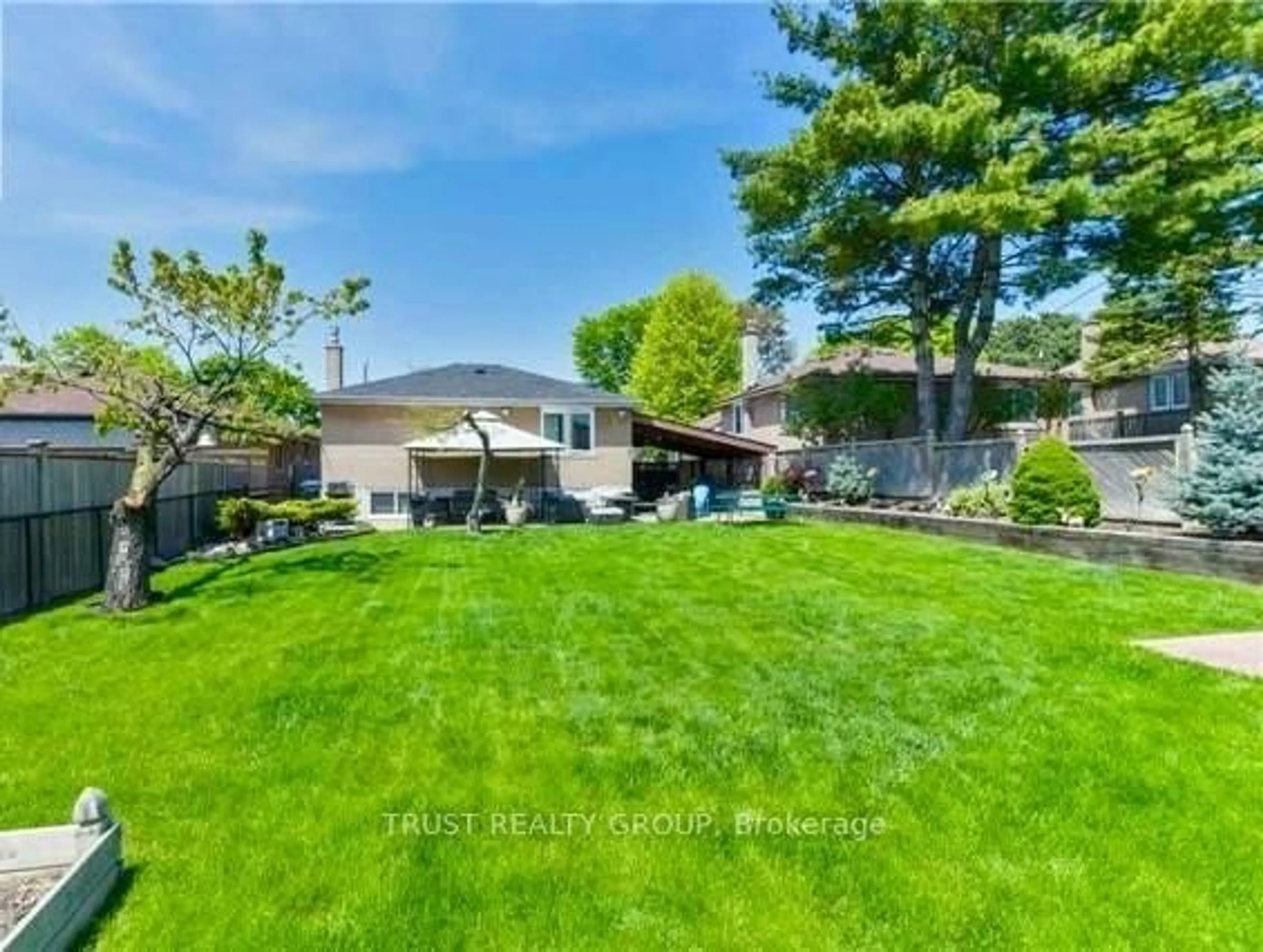 A pic from outside/outdoor area/front of a property/back of a property/a pic from drone, water/lake/river/ocean view for 9 Del Ria Dr, Toronto Ontario M6L 1L9