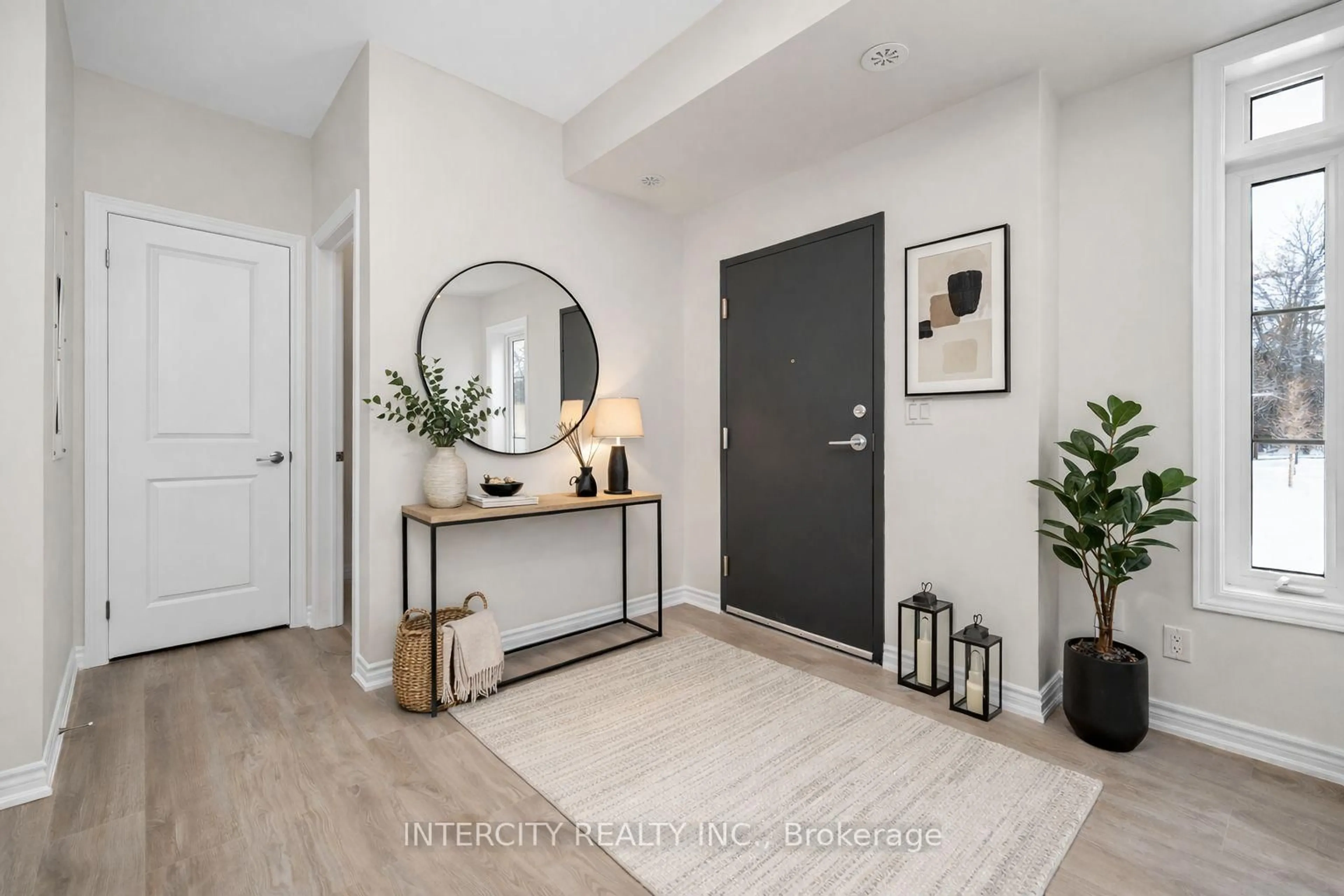 Indoor entryway for 2 Savvy Lane #43Z, Caledon Ontario L7C 1Z9