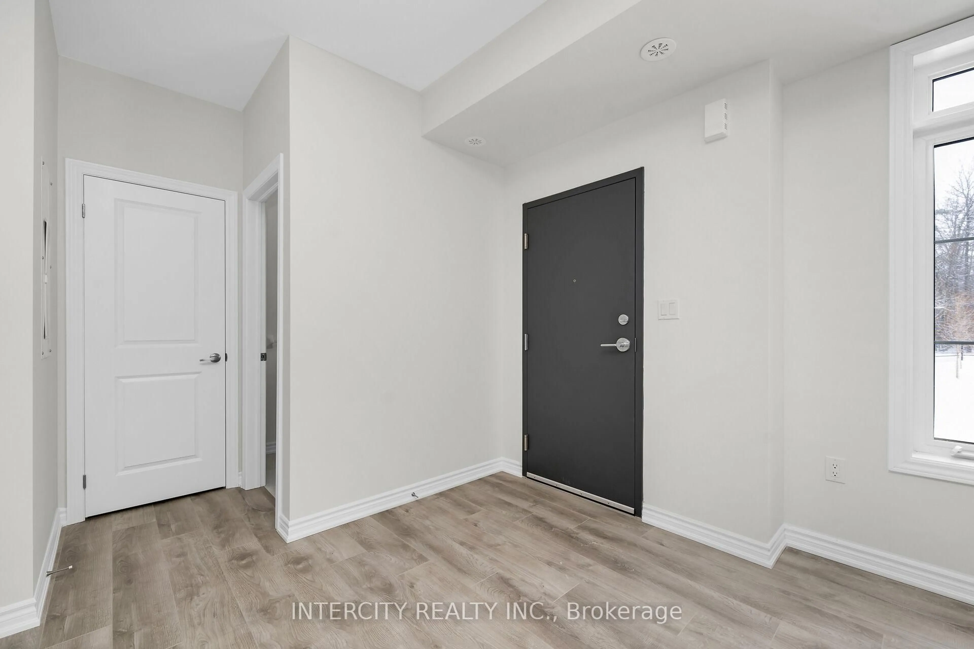 Indoor entryway for 2 Savvy Lane #43Z, Caledon Ontario L7C 1Z9