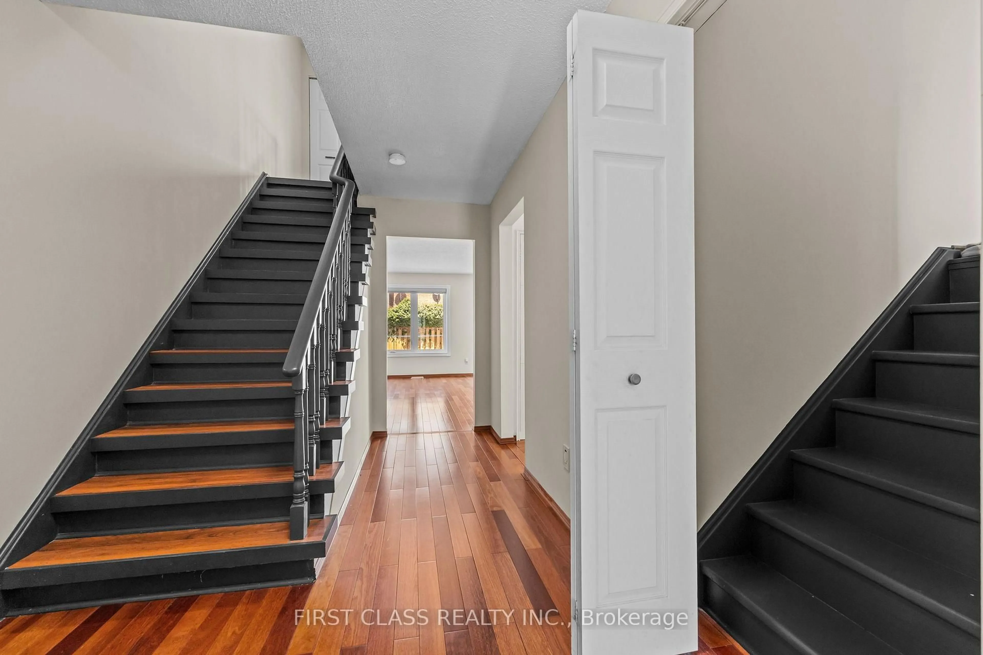 Indoor entryway for 4213 Beacon Lane, Mississauga Ontario L5C 3V8