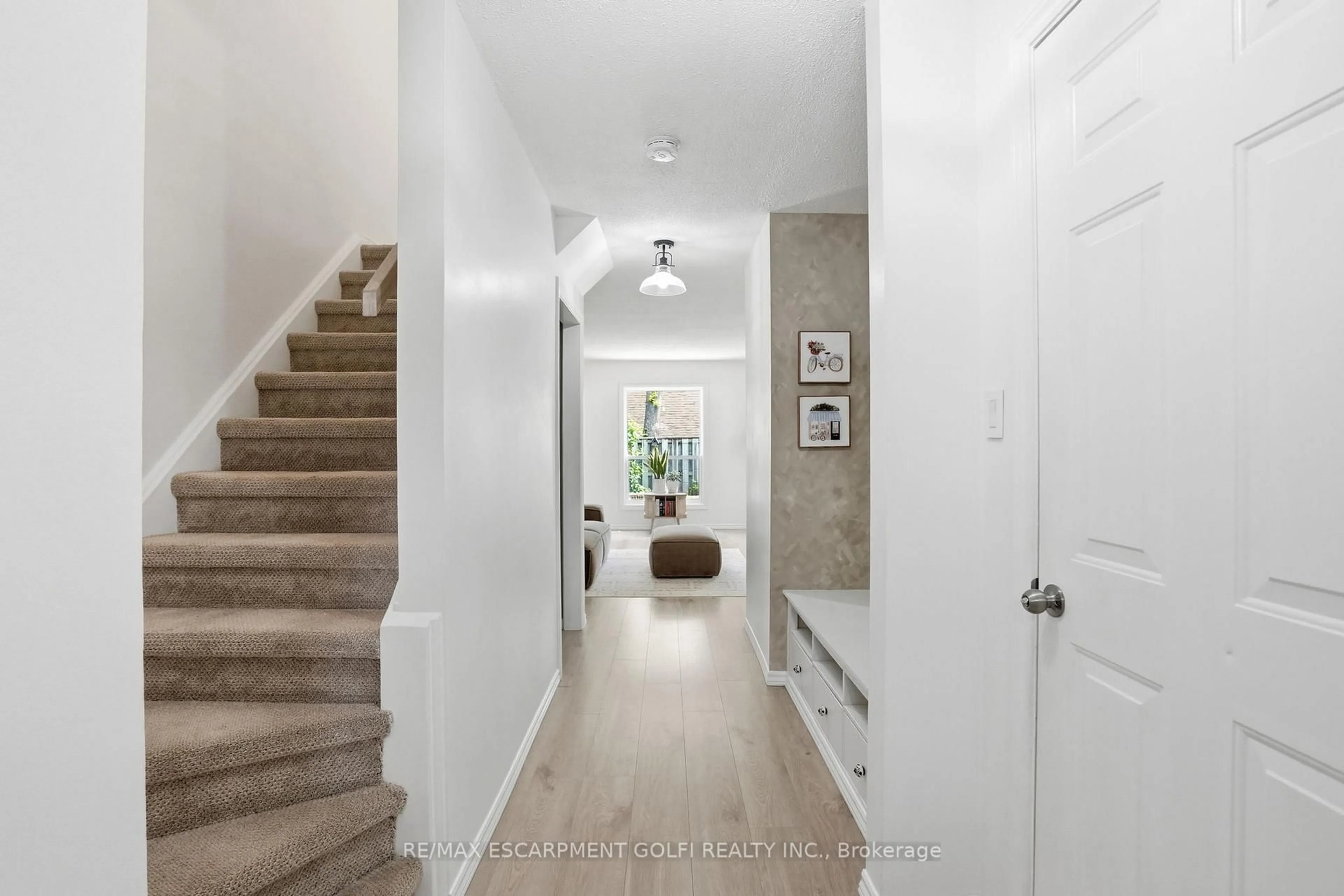 Indoor entryway for 660 OXFORD Rd #17, Burlington Ontario L7N 3M1