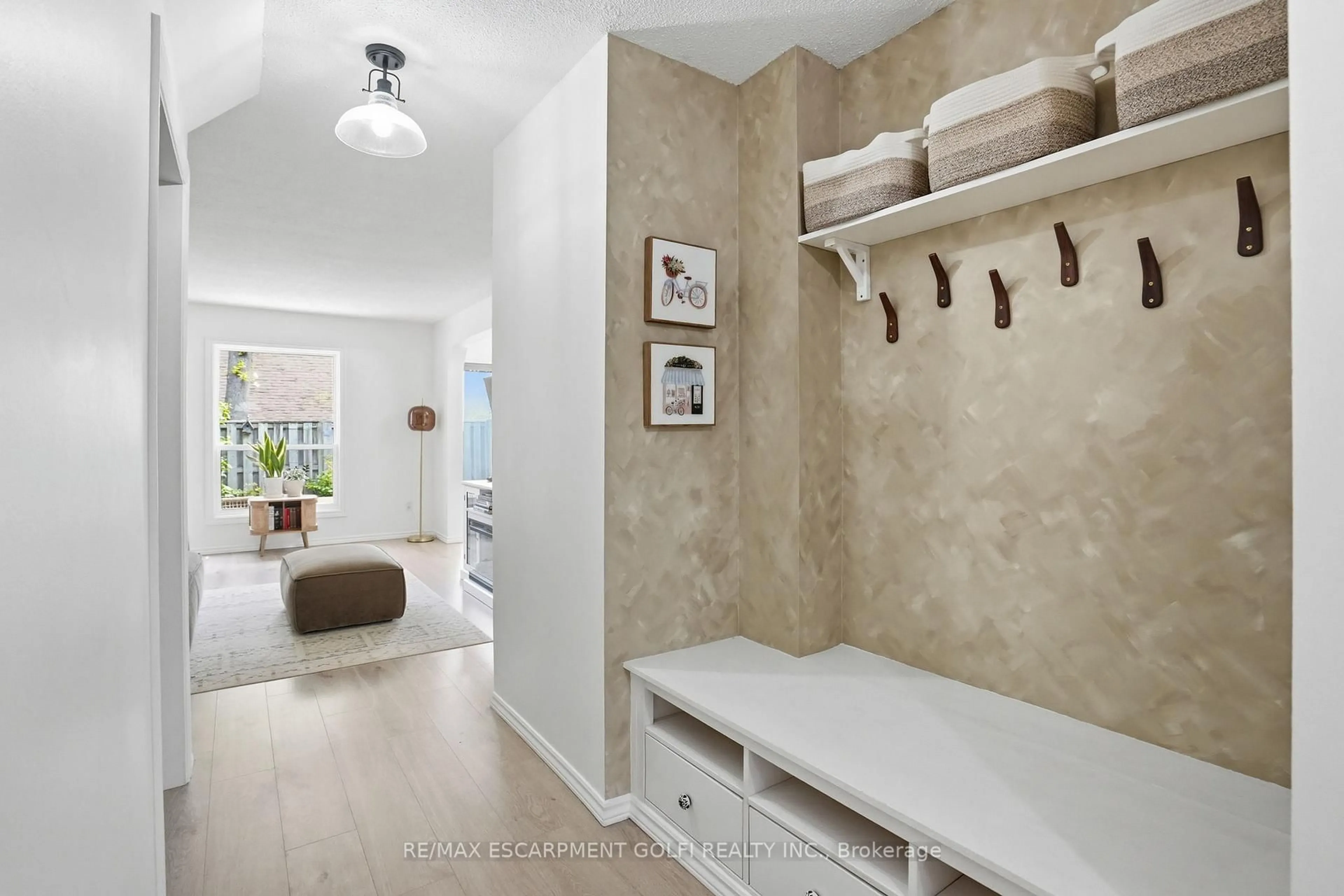 Indoor entryway for 660 OXFORD Rd #17, Burlington Ontario L7N 3M1