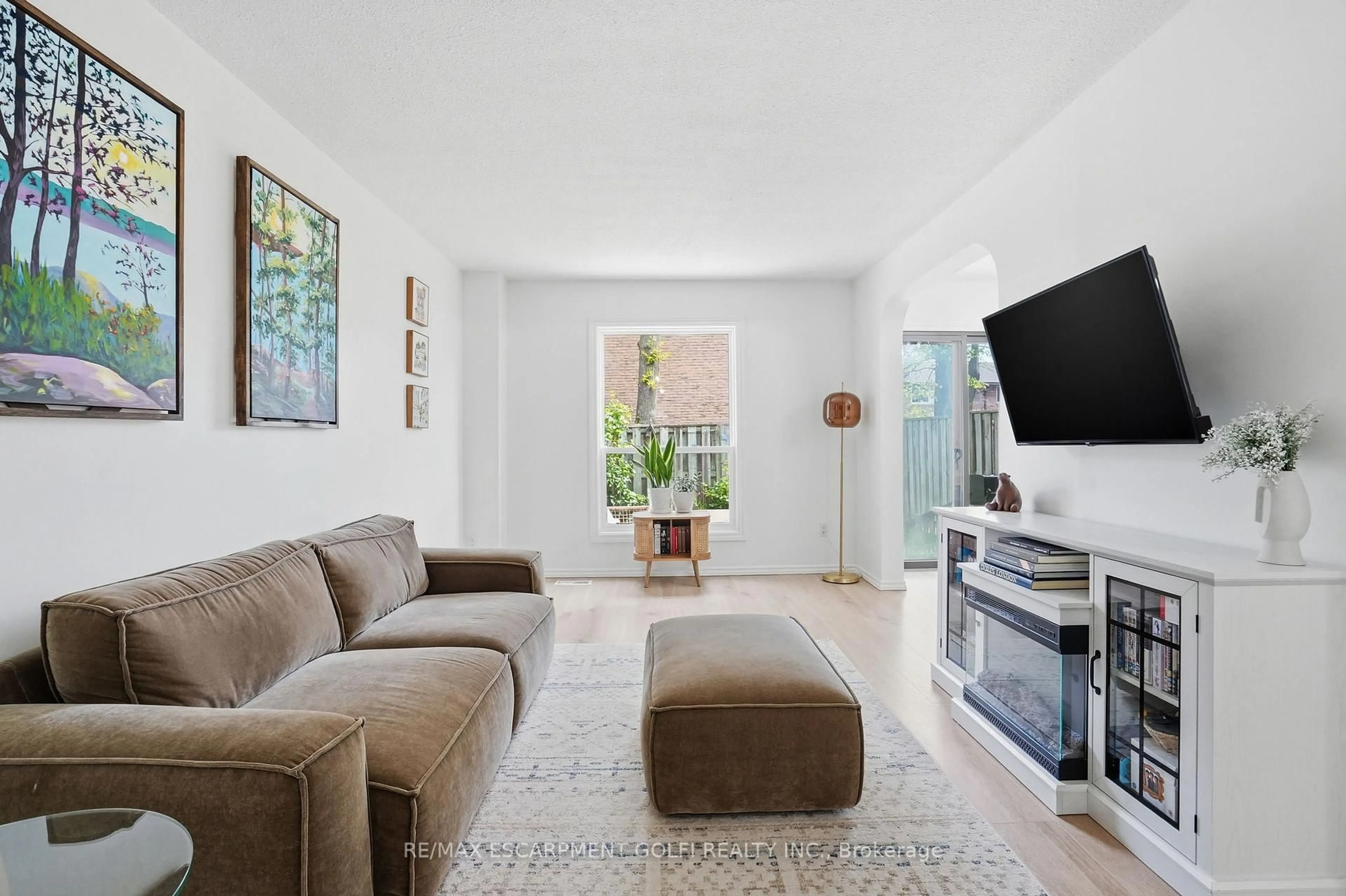 Living room with furniture, unknown for 660 OXFORD Rd #17, Burlington Ontario L7N 3M1