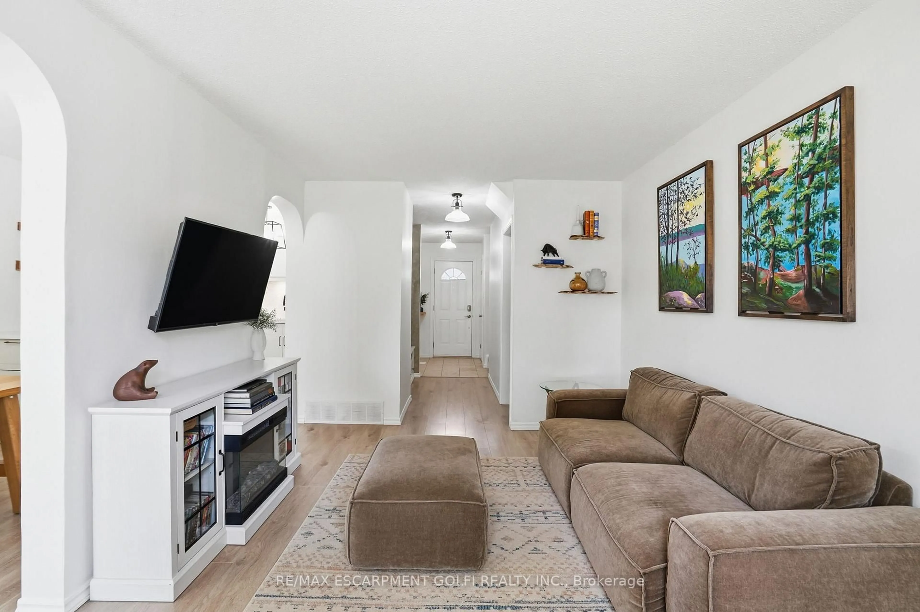 Living room with furniture, unknown for 660 OXFORD Rd #17, Burlington Ontario L7N 3M1