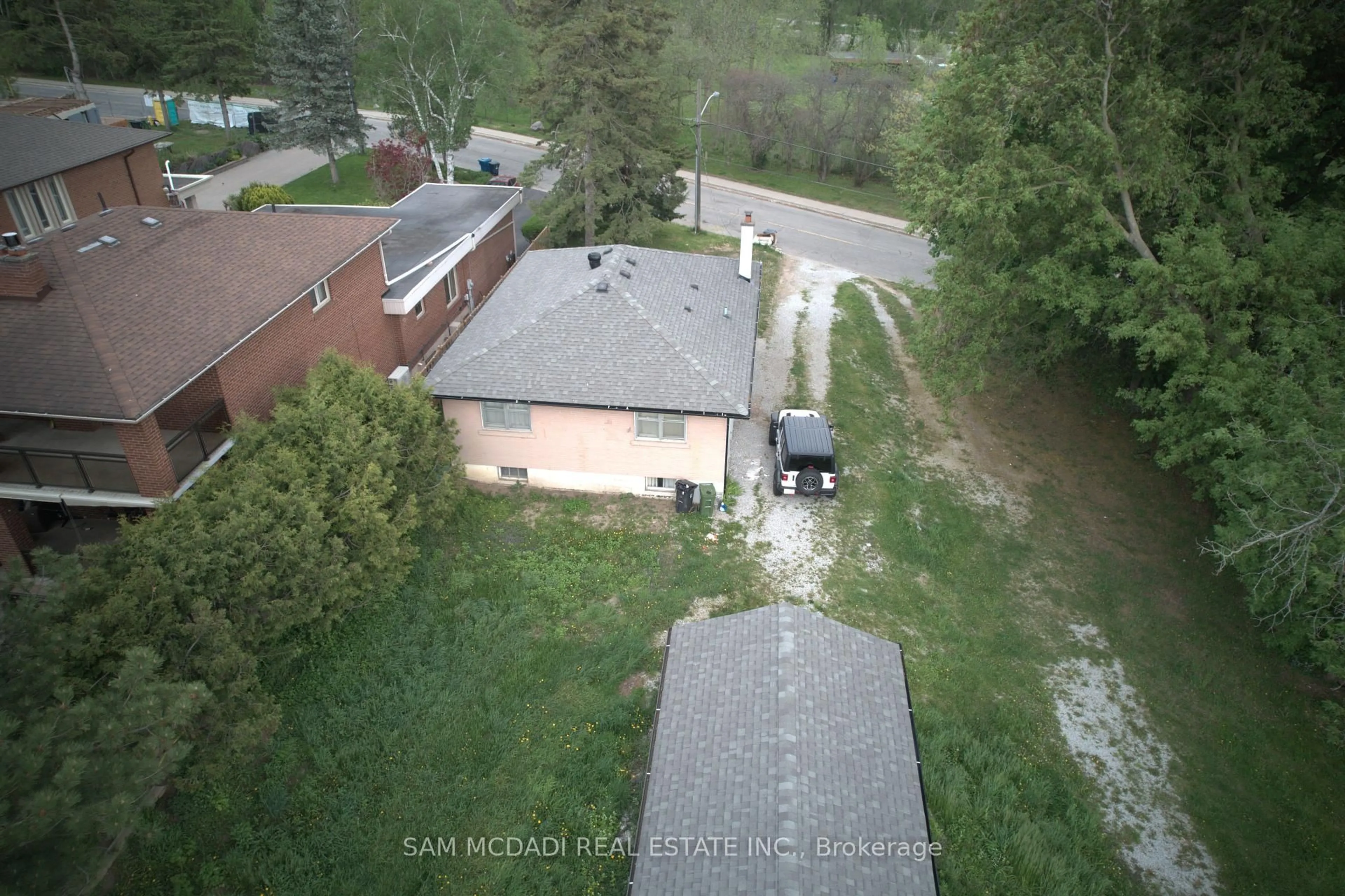 A pic from outside/outdoor area/front of a property/back of a property/a pic from drone, unknown for 148 Rowntree Mill Rd #Road, Toronto Ontario M9L 1C9