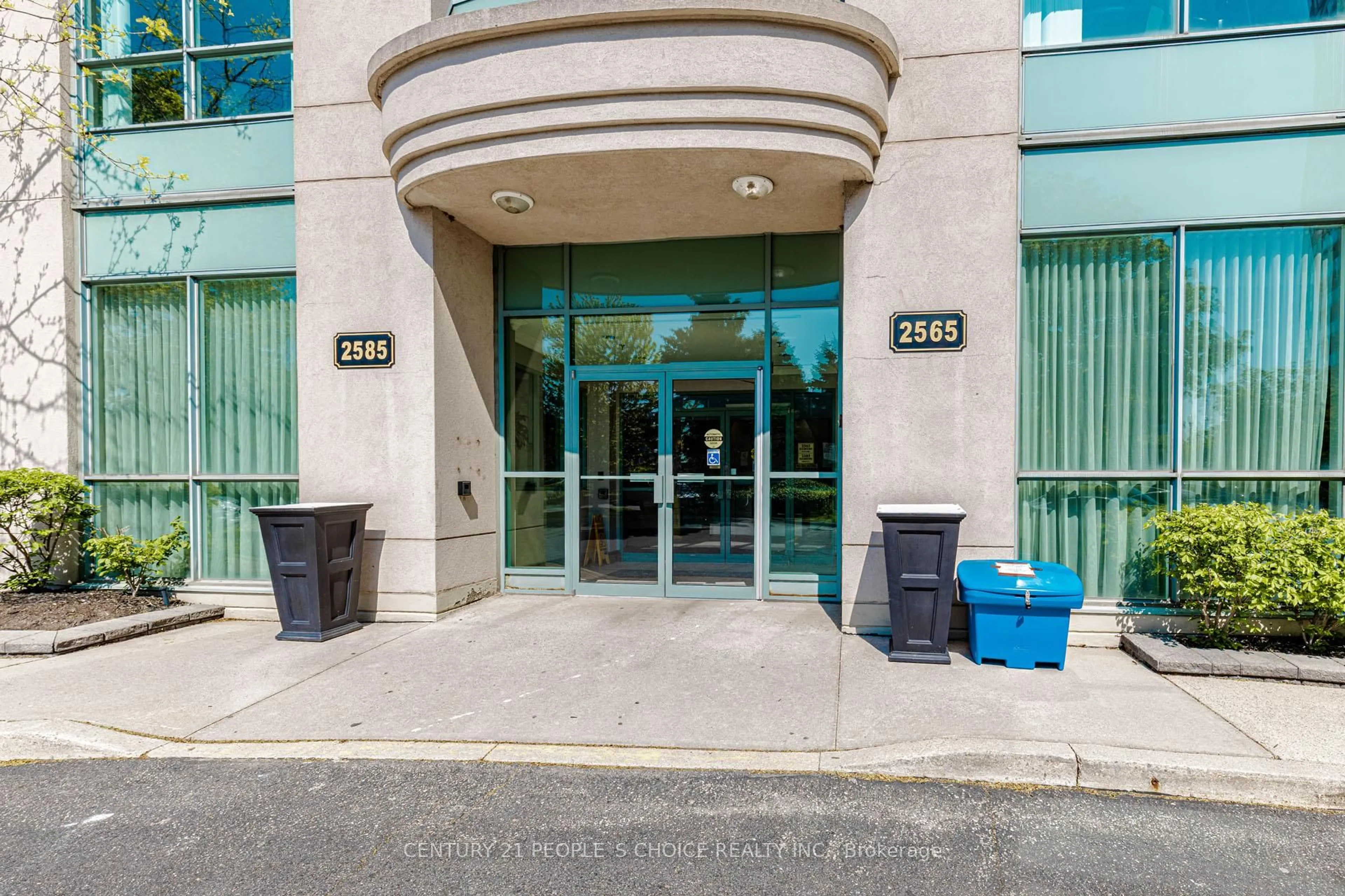 Indoor foyer for 2565 Erin Centre Blvd, Mississauga Ontario L5M 6Z8