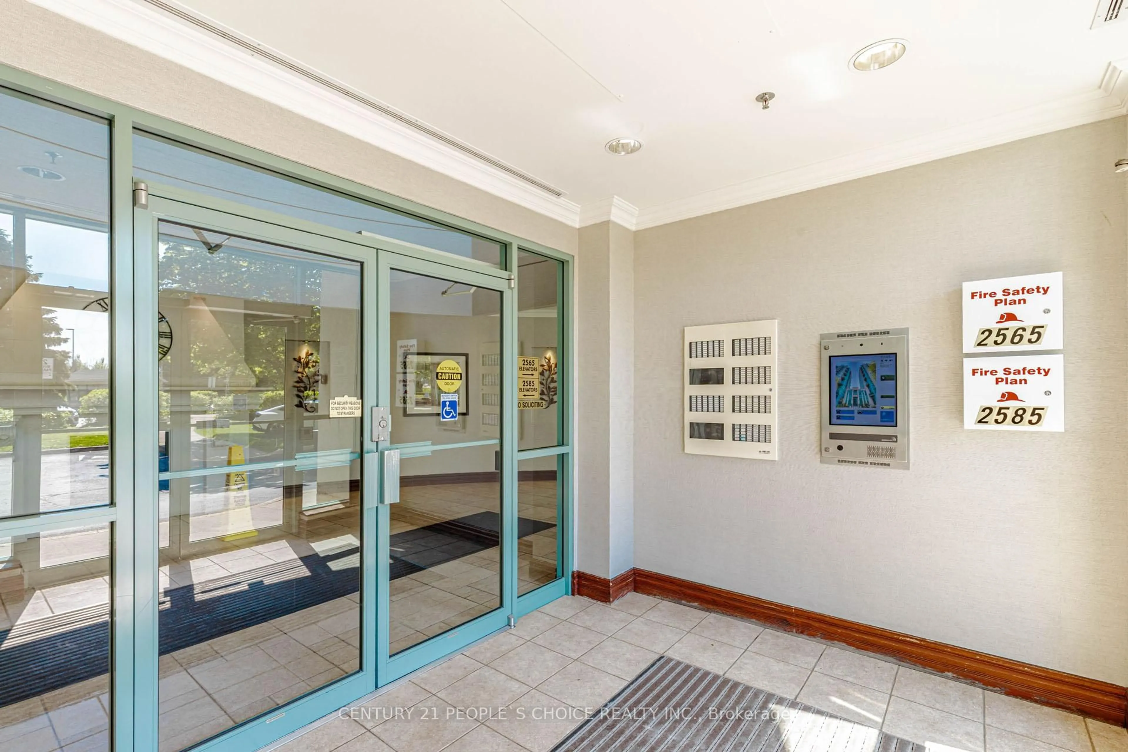 Indoor foyer for 2565 Erin Centre Blvd, Mississauga Ontario L5M 6Z8