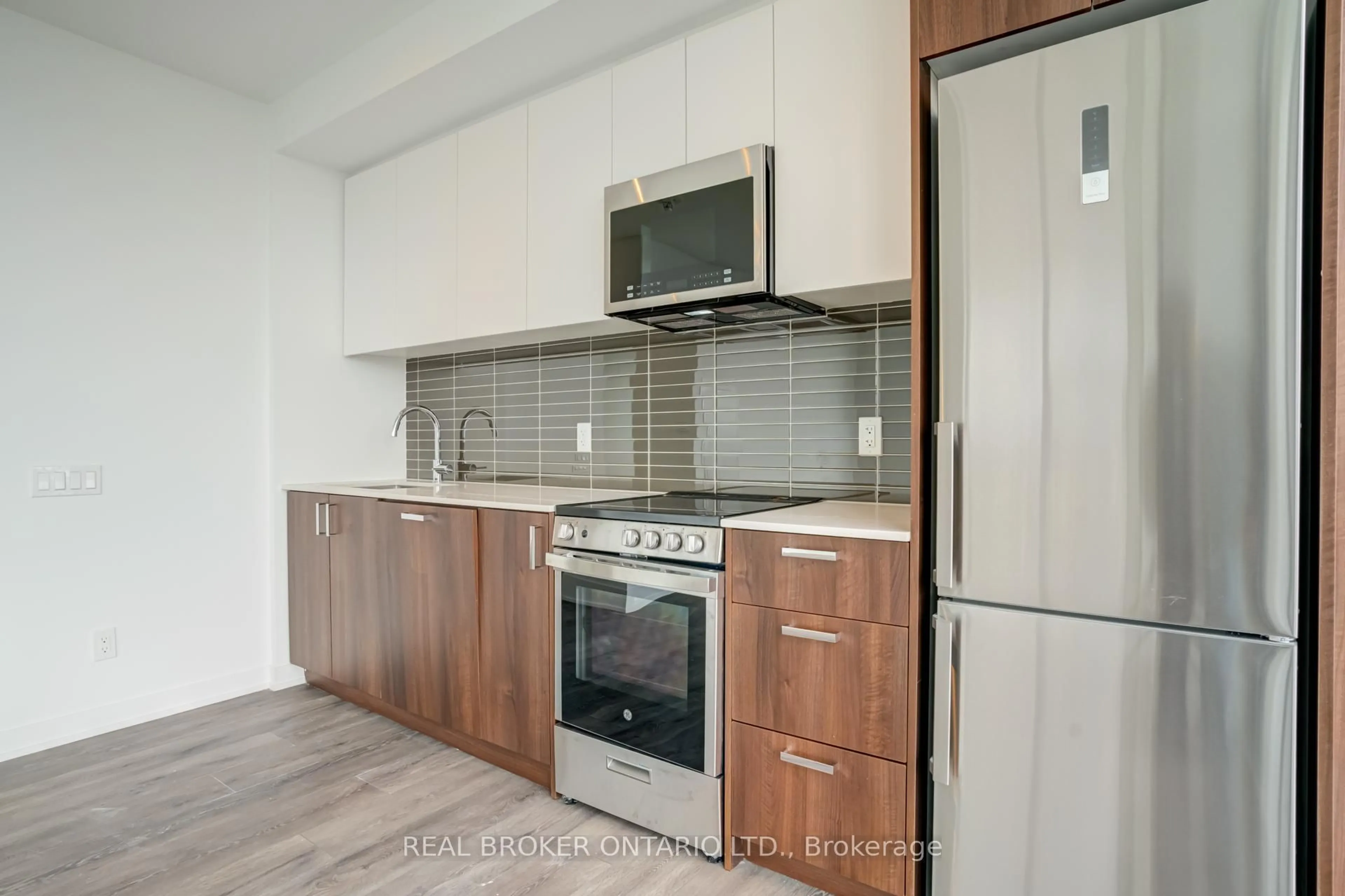 Standard kitchen, wood/laminate floor for 1787 St Clair Ave #1105, Toronto Ontario M6N 0B7