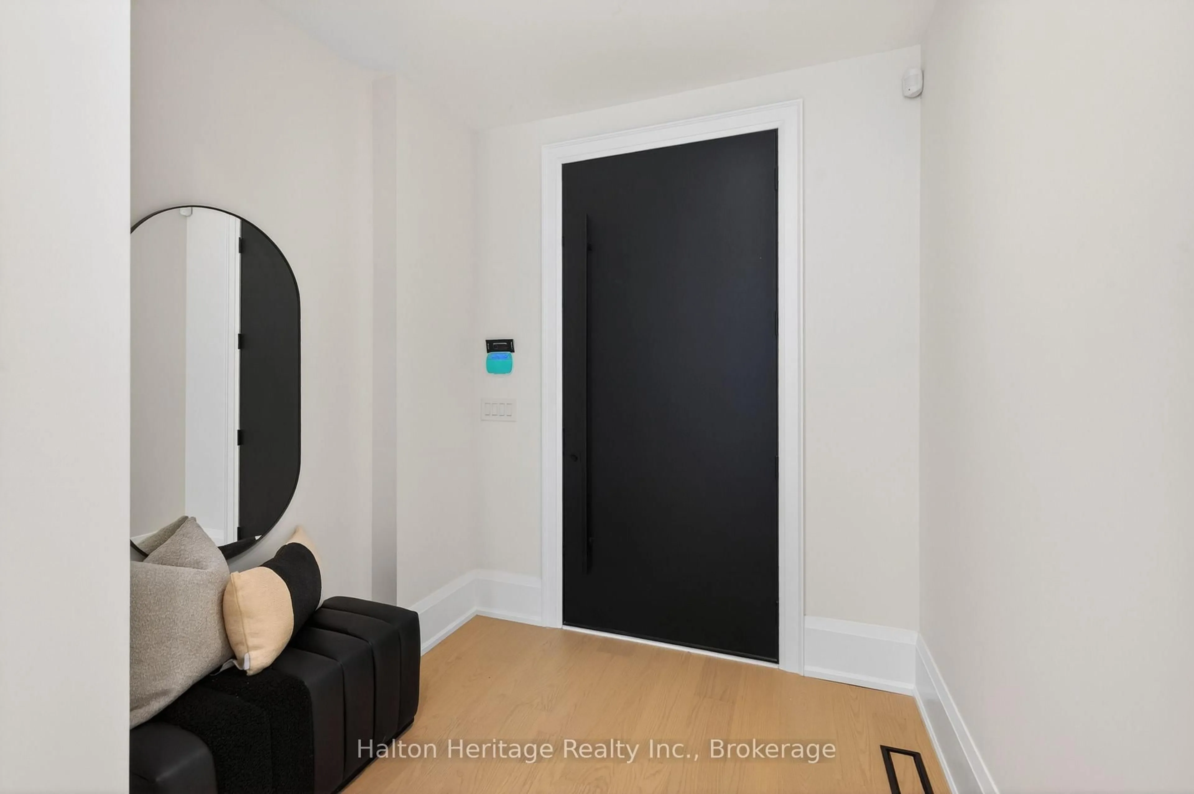 Indoor entryway for 148 Herald Ave, Oakville Ontario L6K 1S2