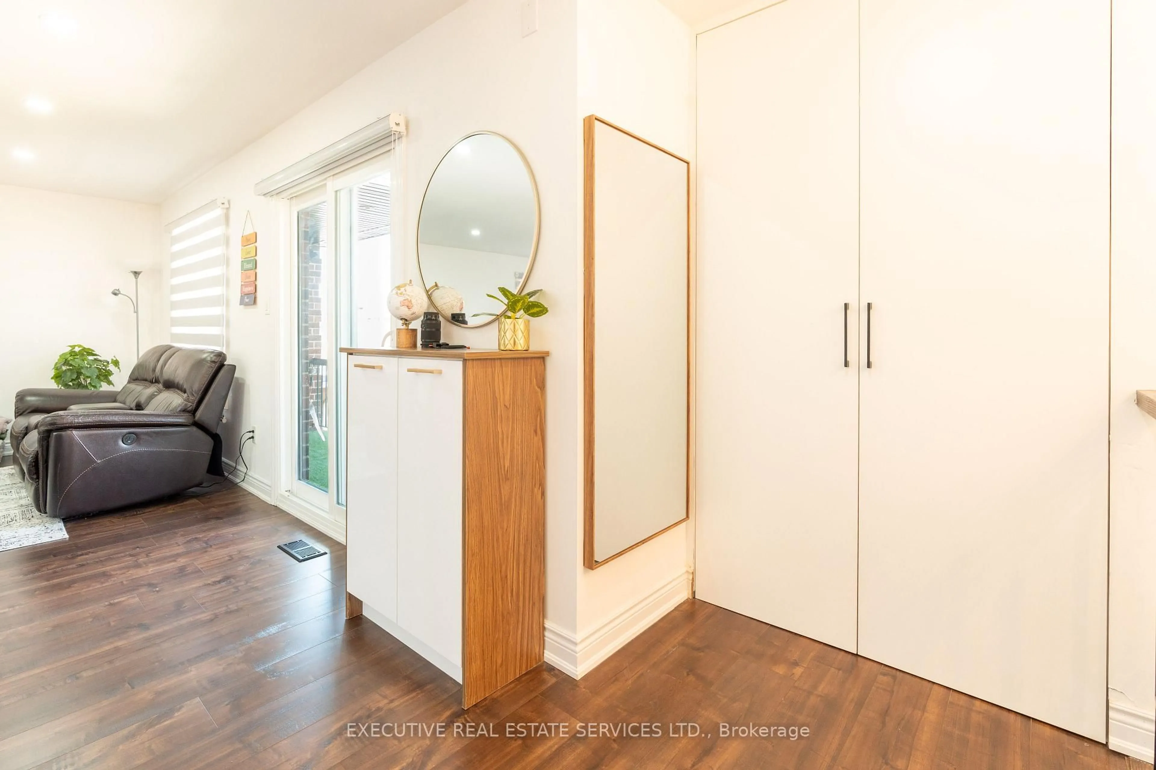 Indoor entryway for 90 HINCHLEY WOOD Grve, Brampton Ontario L6V 3M3