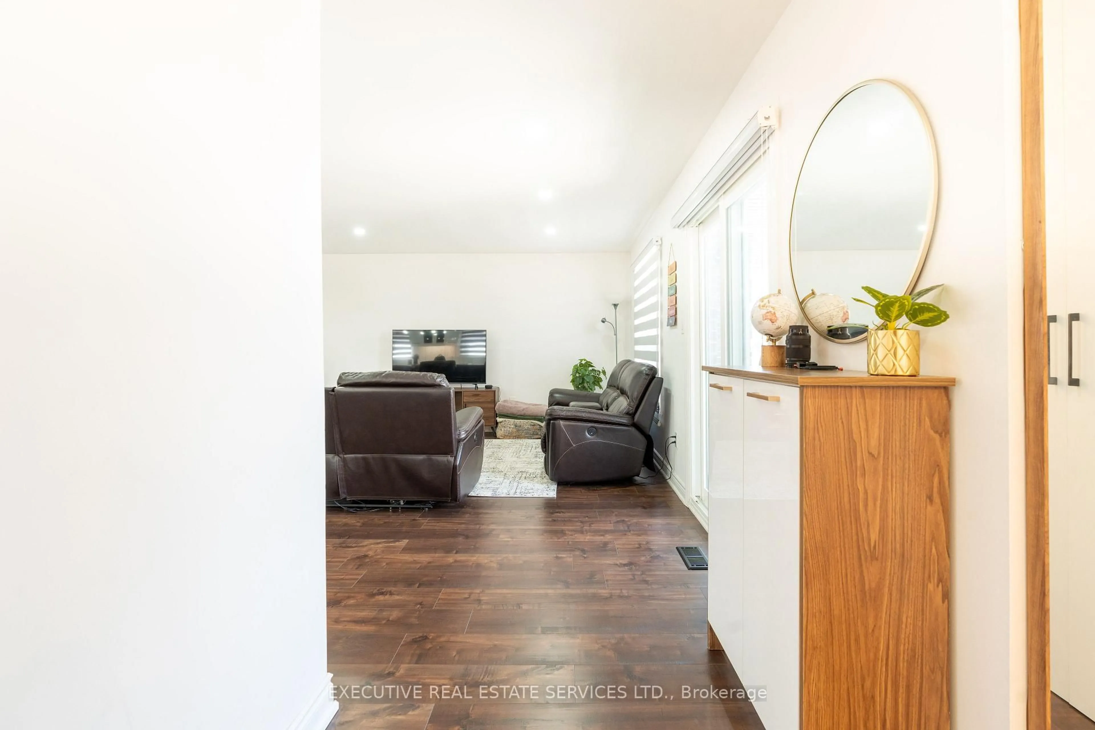 Indoor entryway for 90 HINCHLEY WOOD Grve, Brampton Ontario L6V 3M3