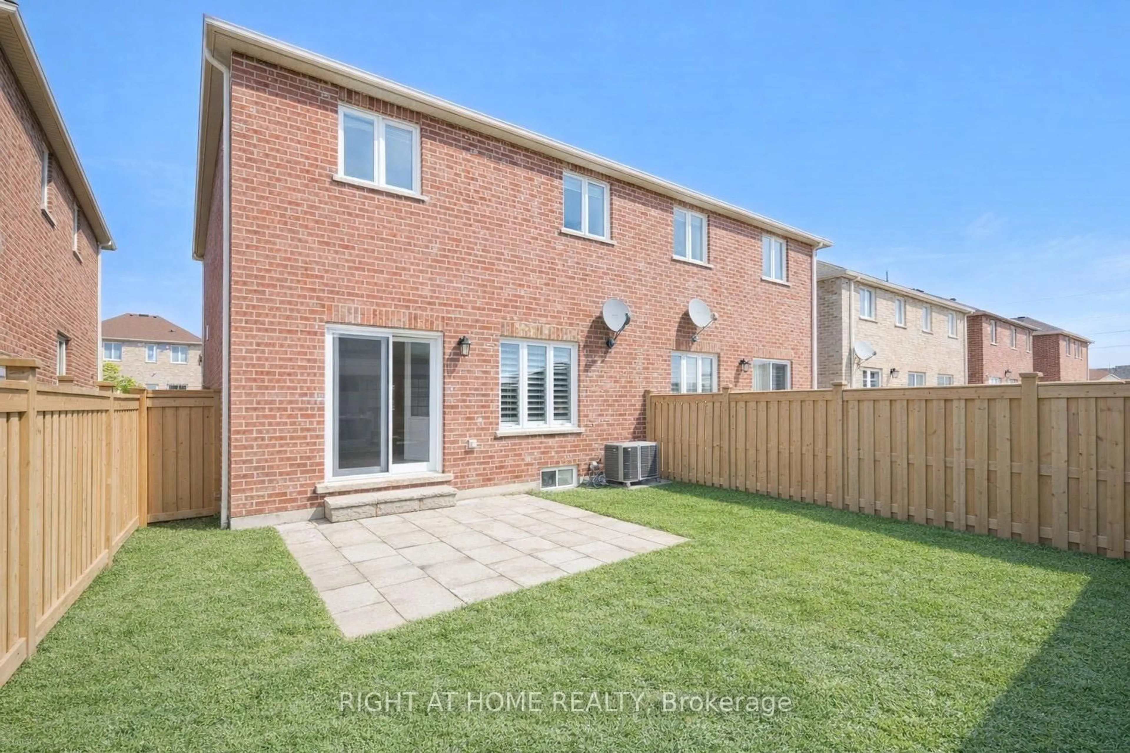 A pic from outside/outdoor area/front of a property/back of a property/a pic from drone, street for 4721 Colombo Cres Cres, Mississauga Ontario L5M 7R3