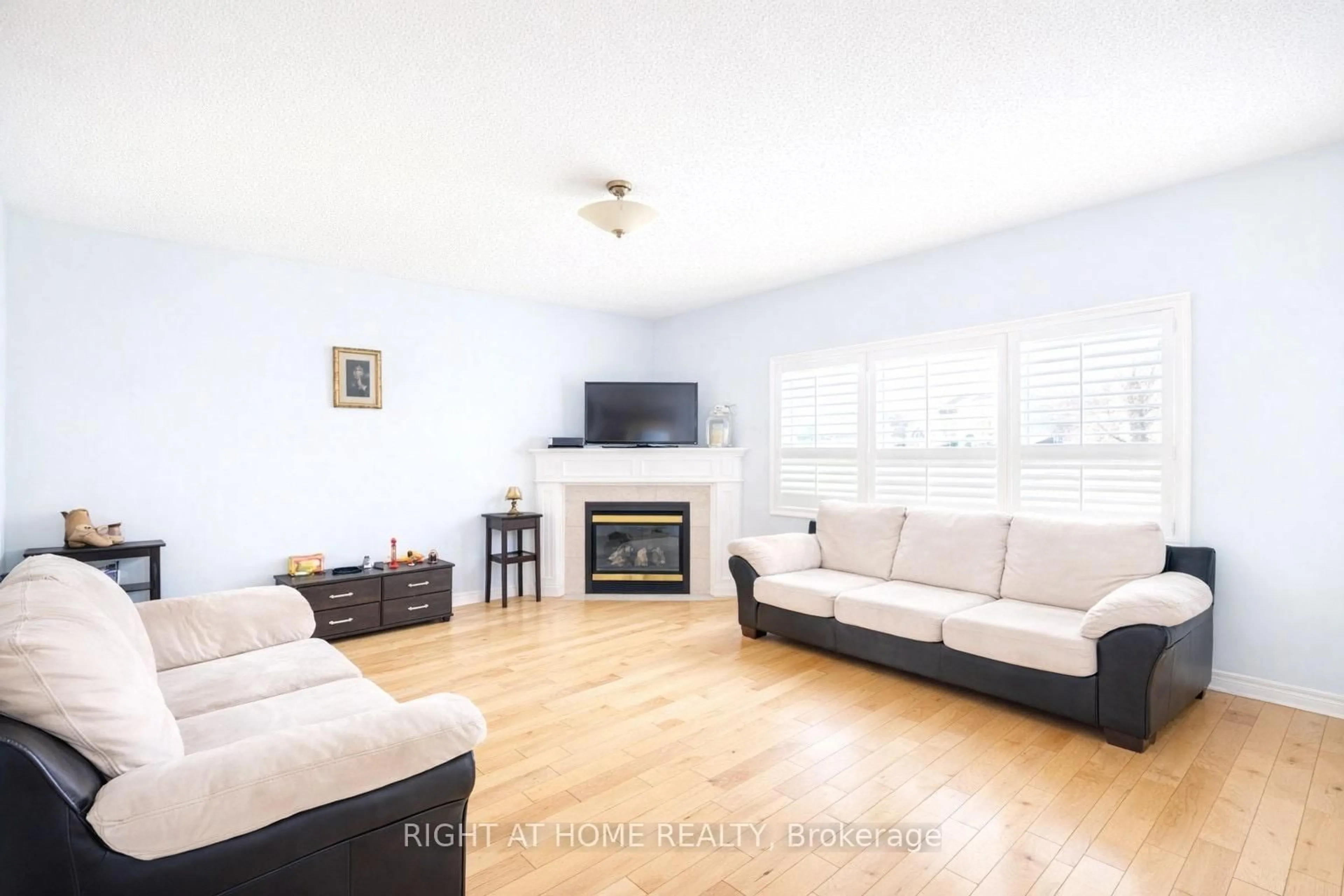 Living room with furniture, wood/laminate floor for 4721 Colombo Cres Cres, Mississauga Ontario L5M 7R3