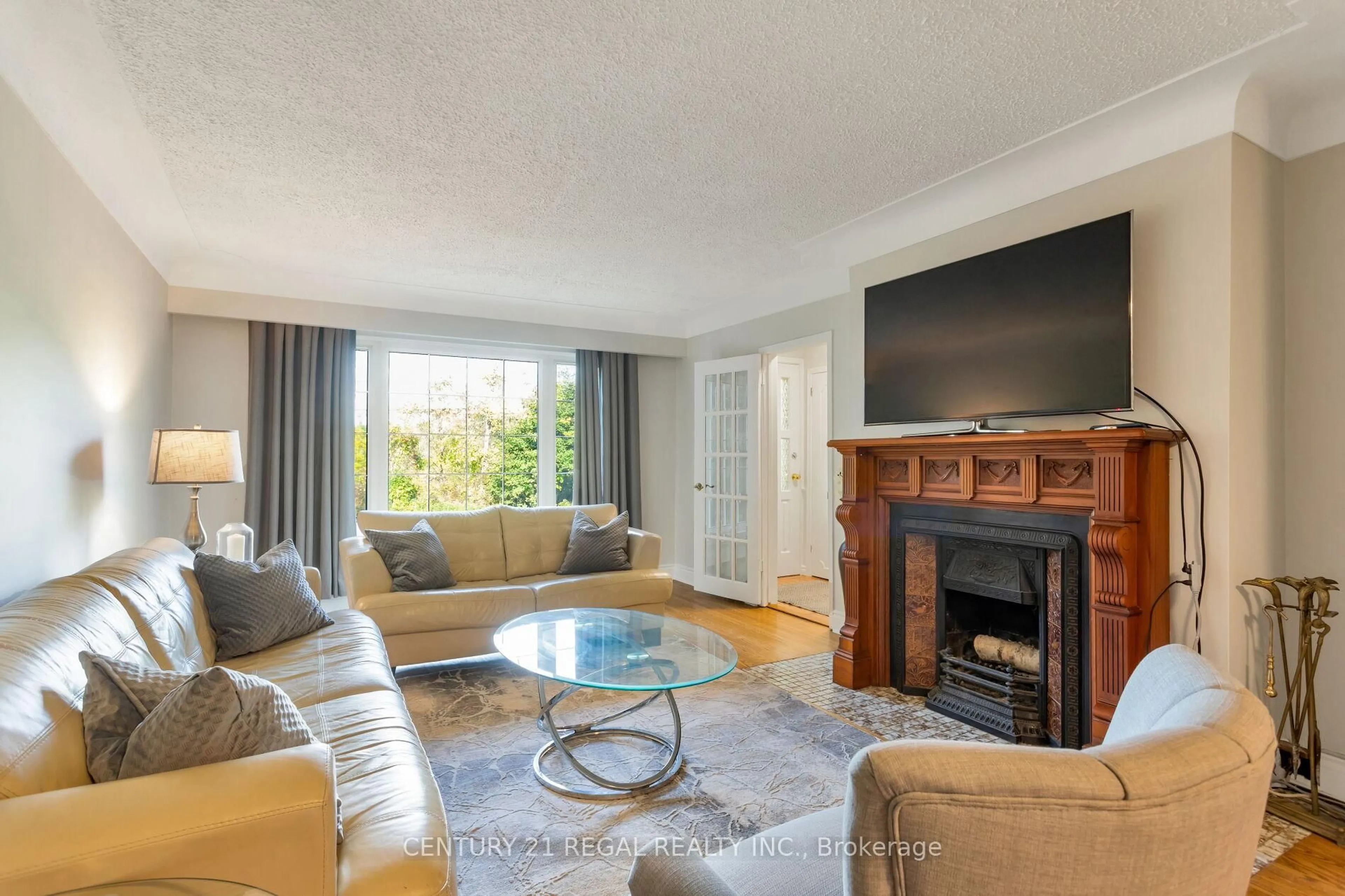 Living room with furniture, unknown for 4434 Cedar Springs Rd, Burlington Ontario L7P 0P8