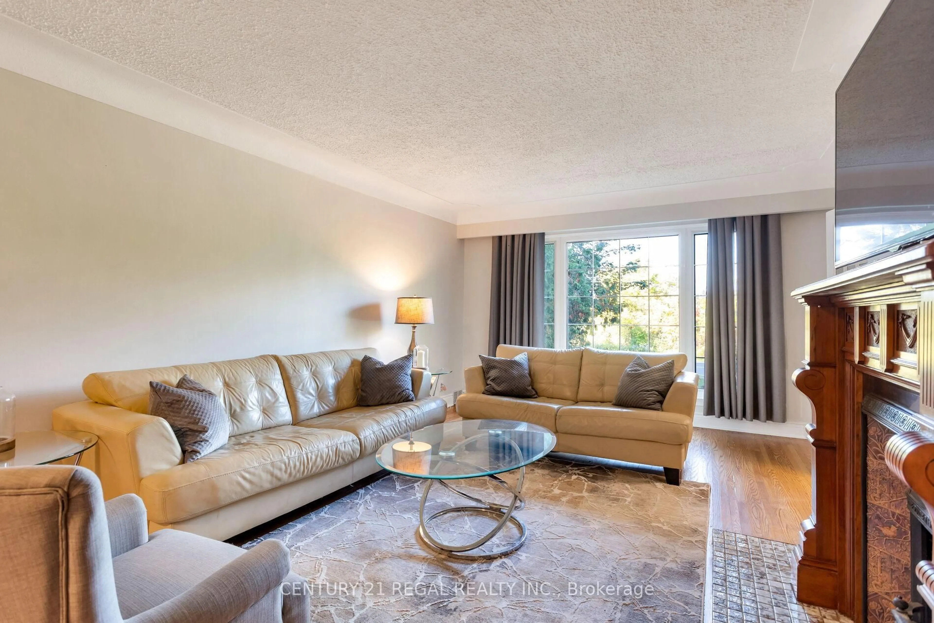 Living room with furniture, unknown for 4434 Cedar Springs Rd, Burlington Ontario L7P 0P8