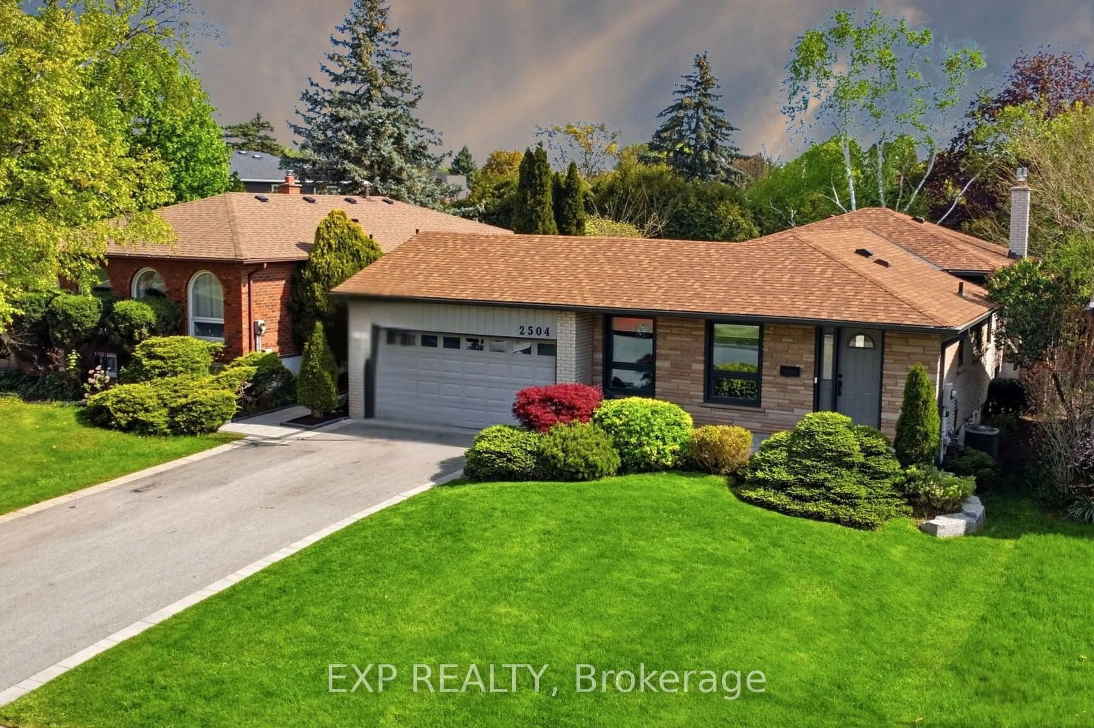 A pic from outside/outdoor area/front of a property/back of a property/a pic from drone, street for 2504 Yarmouth Cres, Oakville Ontario L6L 2M8