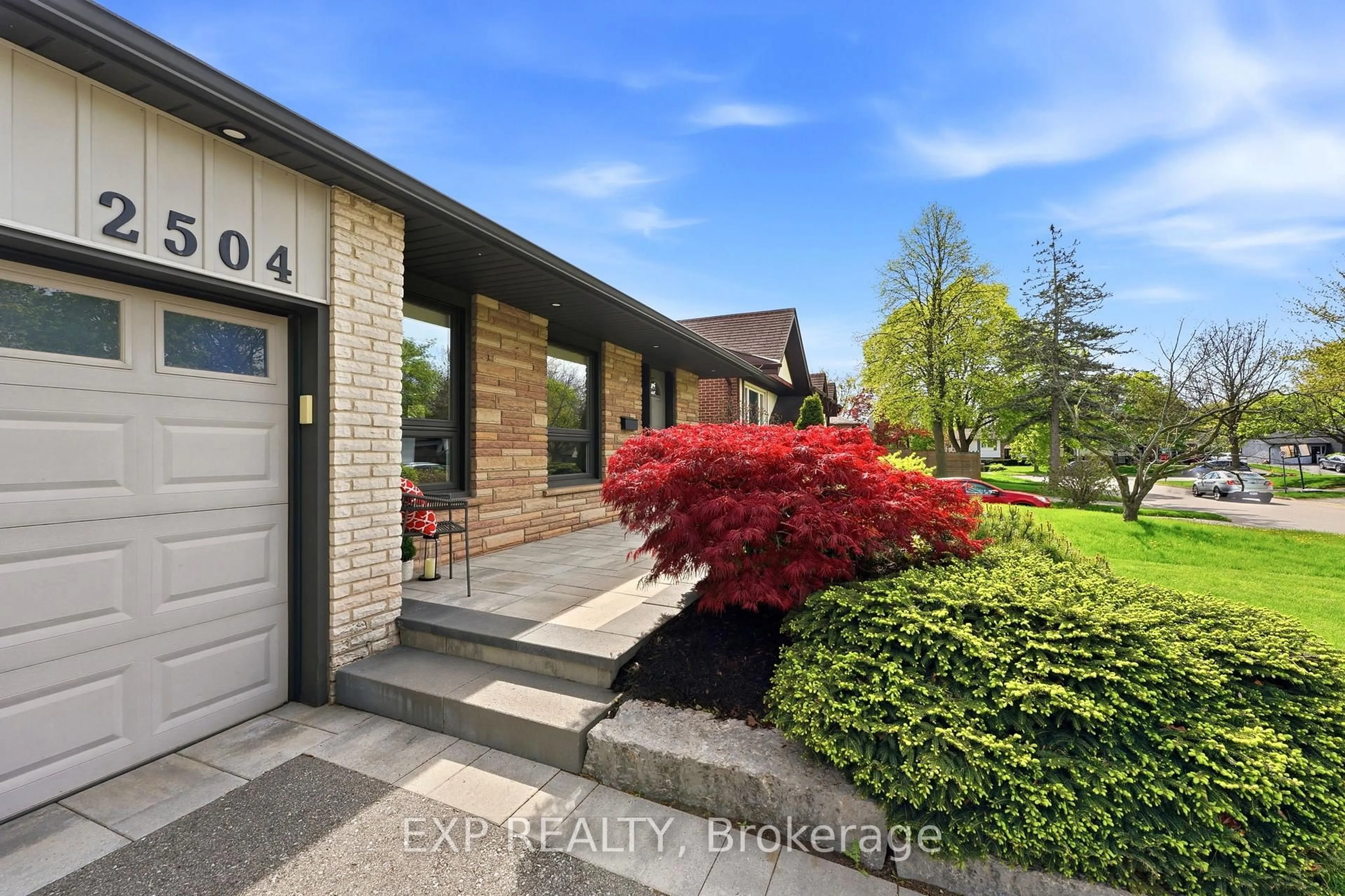 Indoor entryway for 2504 Yarmouth Cres, Oakville Ontario L6L 2M8