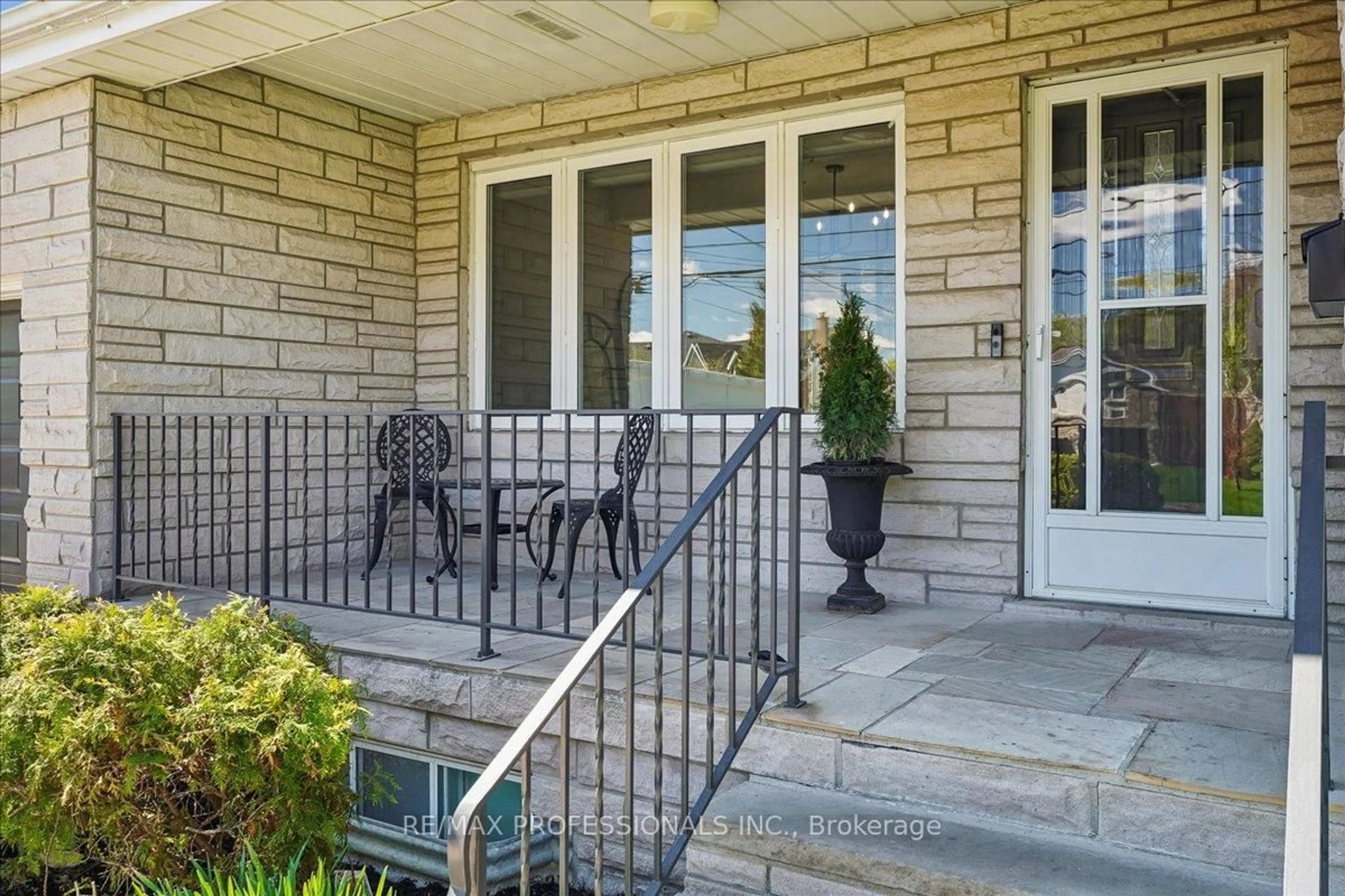 Patio, street for 28 Spring Garden Rd, Toronto Ontario M8Z 3X1