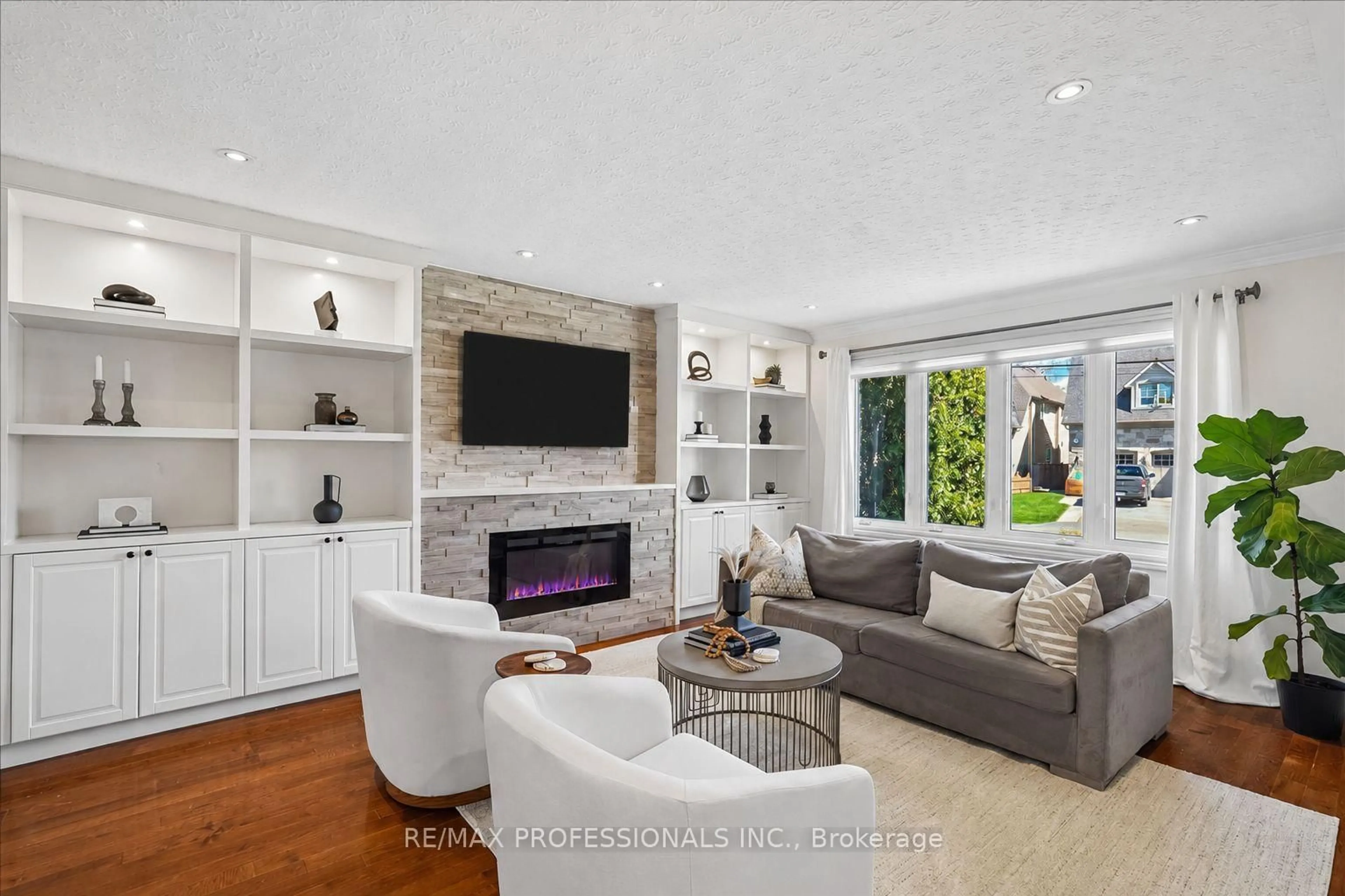 Living room with furniture, unknown for 28 Spring Garden Rd, Toronto Ontario M8Z 3X1