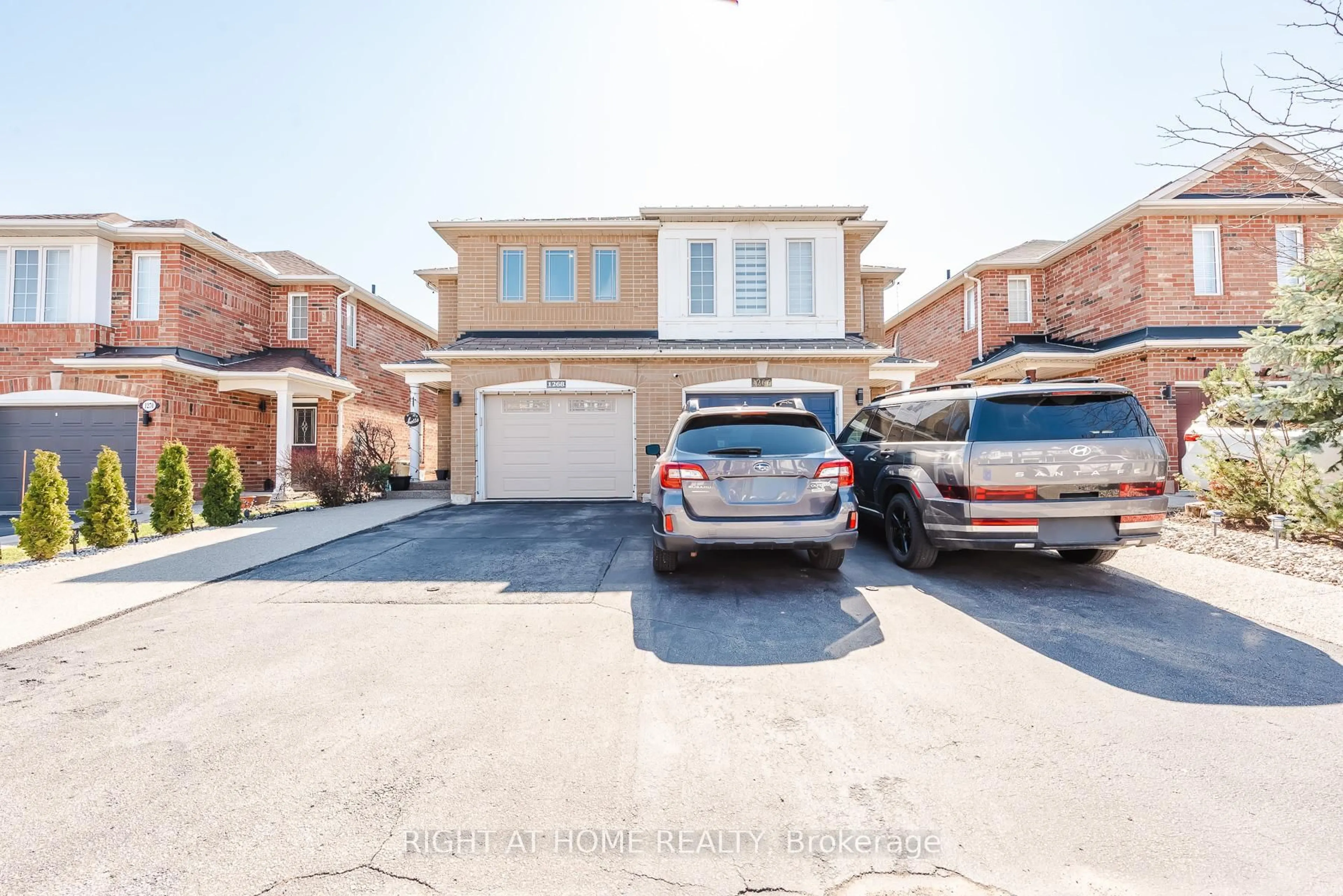 A pic from outside/outdoor area/front of a property/back of a property/a pic from drone, street for 1268 Newell St, Milton Ontario L9T 6C2