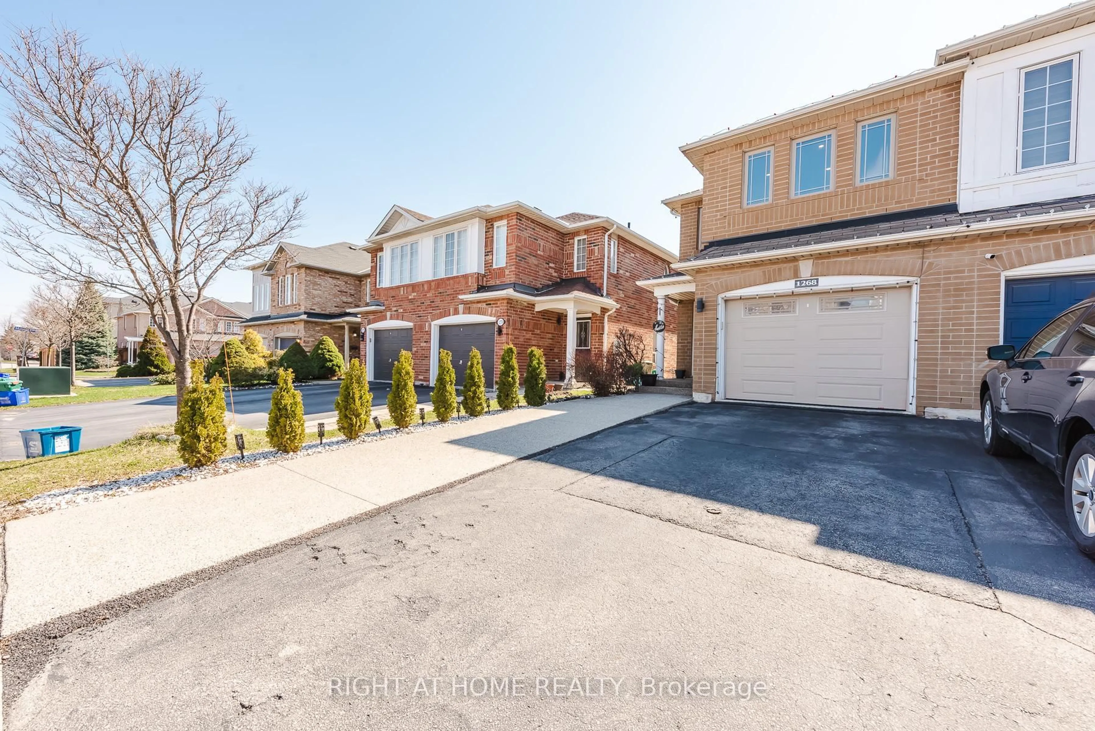 A pic from outside/outdoor area/front of a property/back of a property/a pic from drone, street for 1268 Newell St, Milton Ontario L9T 6C2
