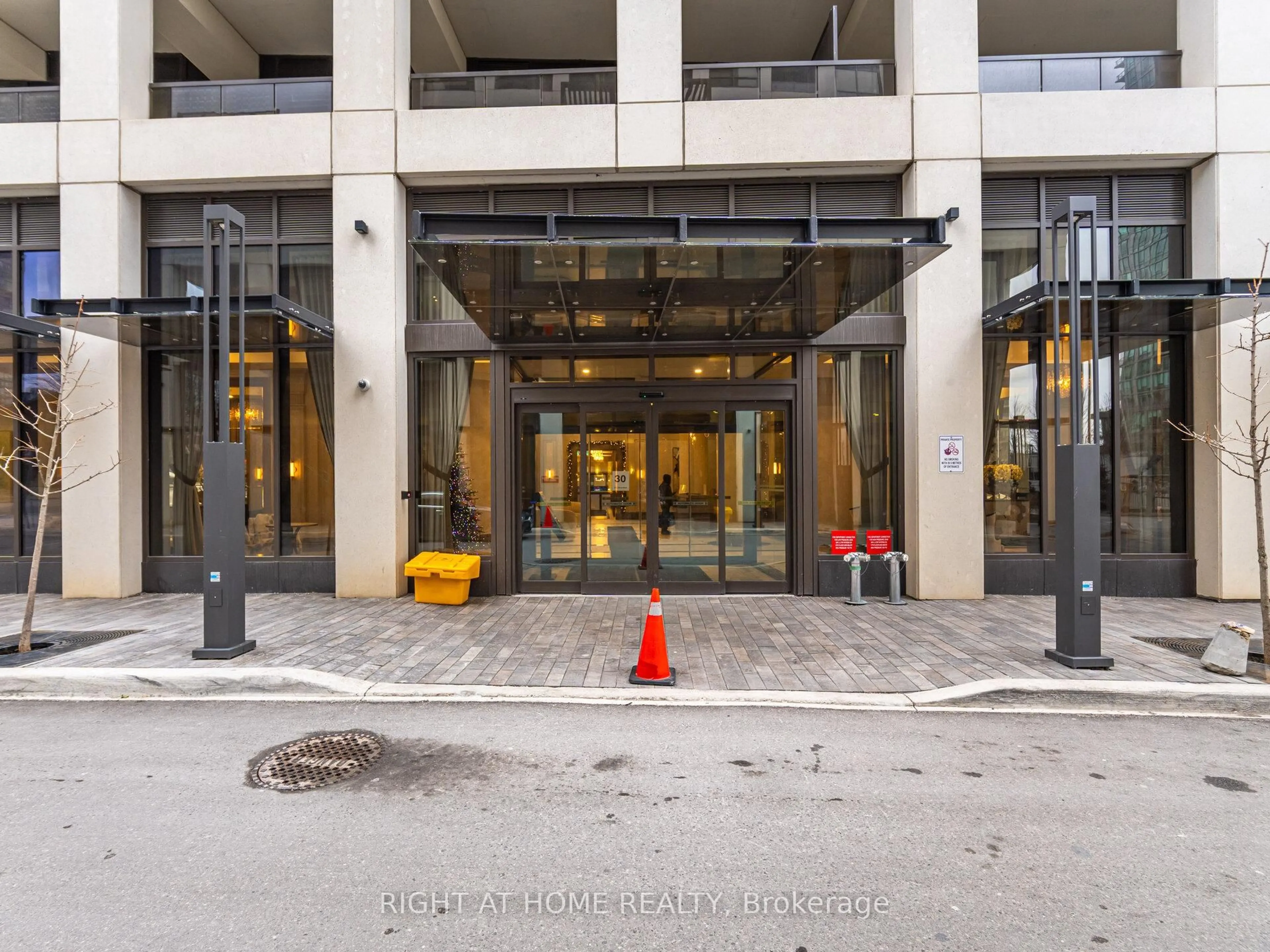 Indoor foyer for 30 Elm Dr #1807, Mississauga Ontario L5B 0N6