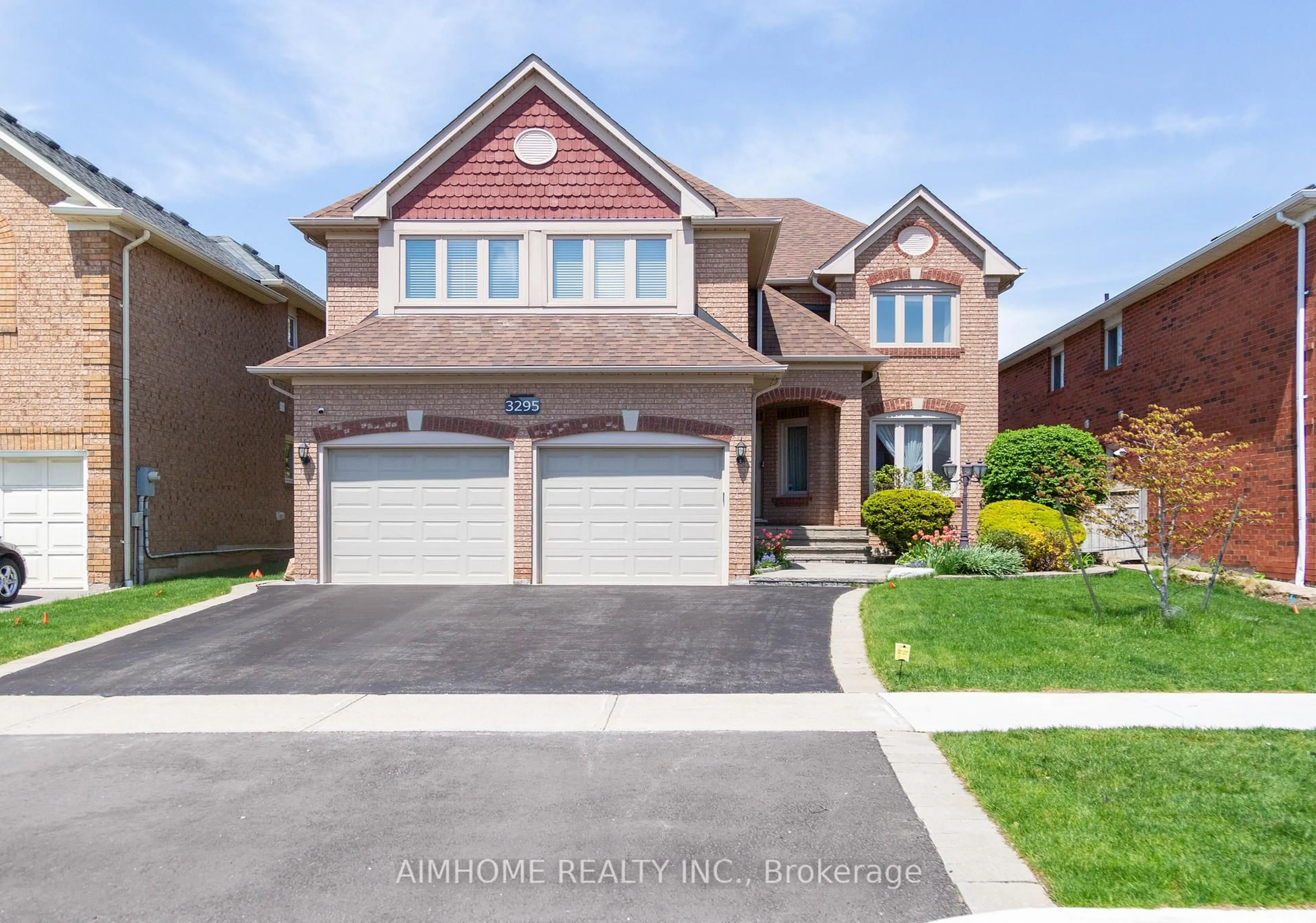 Home with brick exterior material, street for 3295 Bloomfield Dr, Mississauga Ontario L5N 6X7