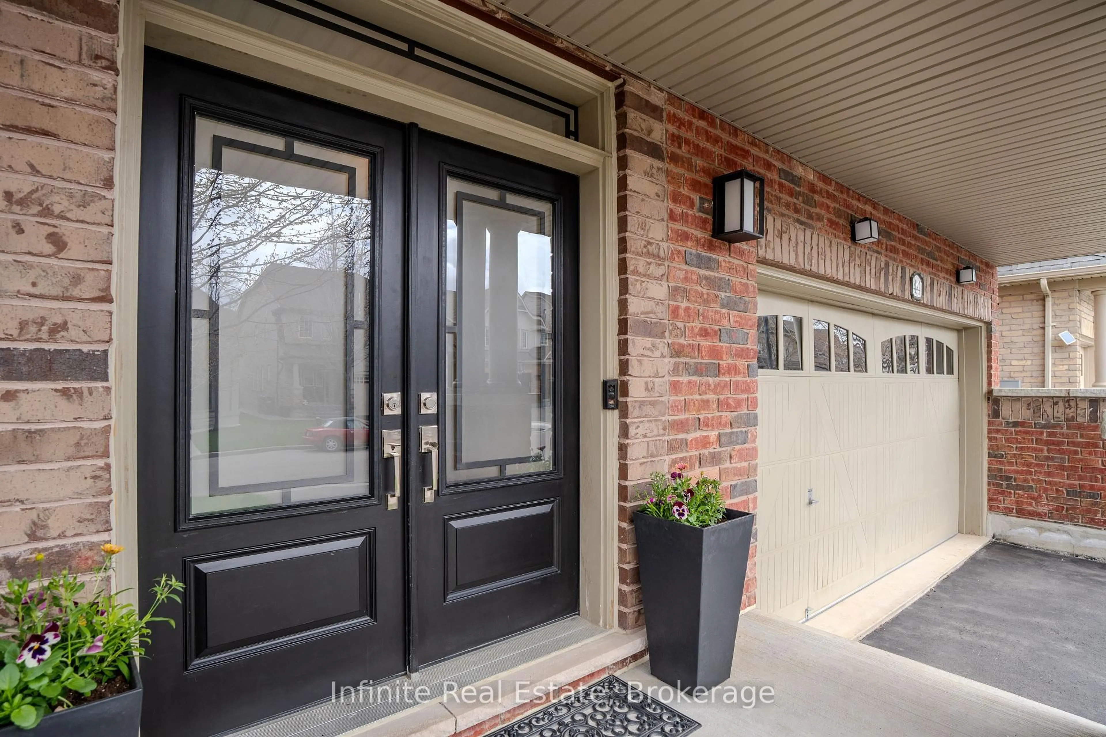 Indoor entryway for 44 Fawnridge Rd, Caledon Ontario L7C 3T9