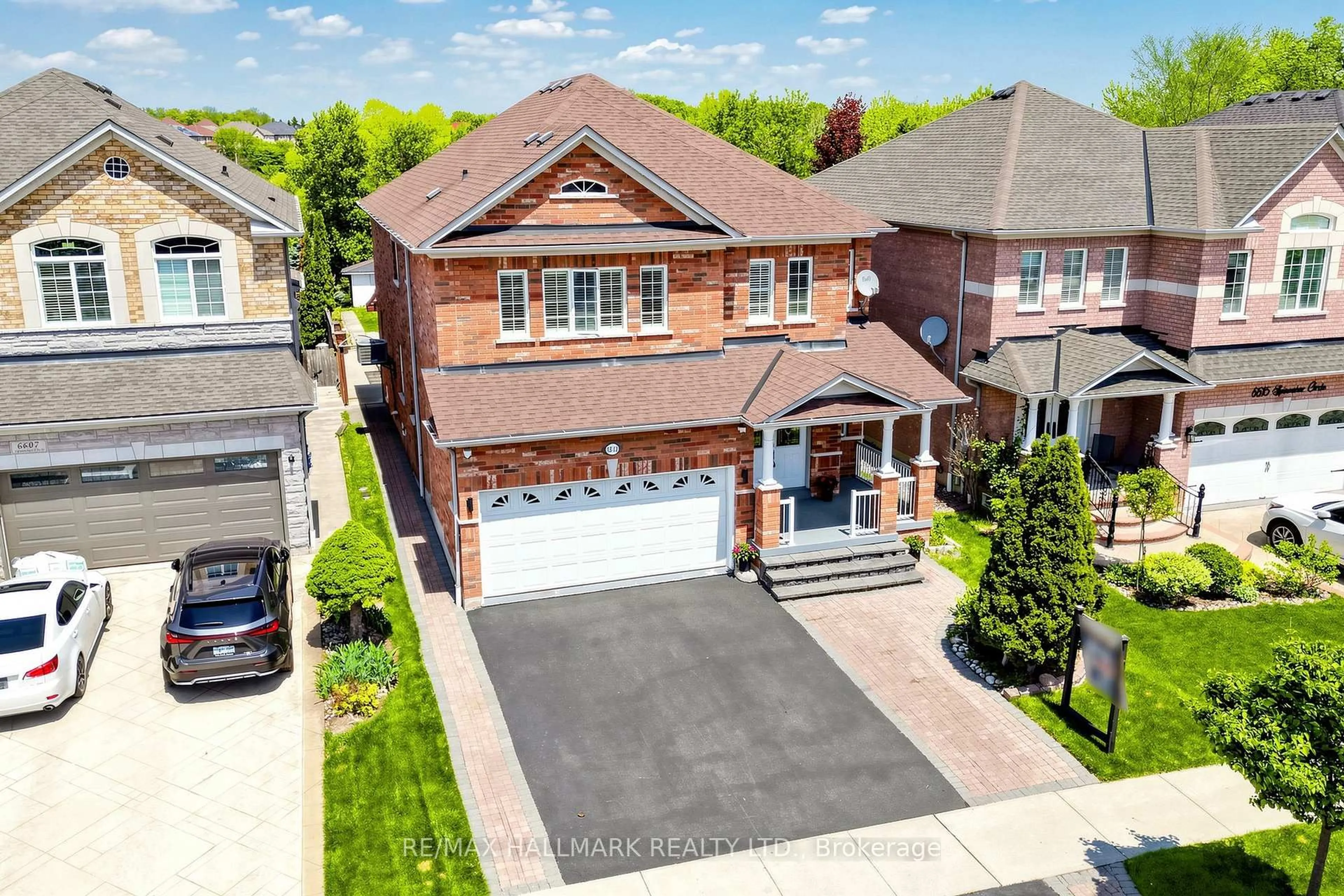 A pic from outside/outdoor area/front of a property/back of a property/a pic from drone, street for 6611 Spinnaker Circ, Mississauga Ontario L5W 1R2