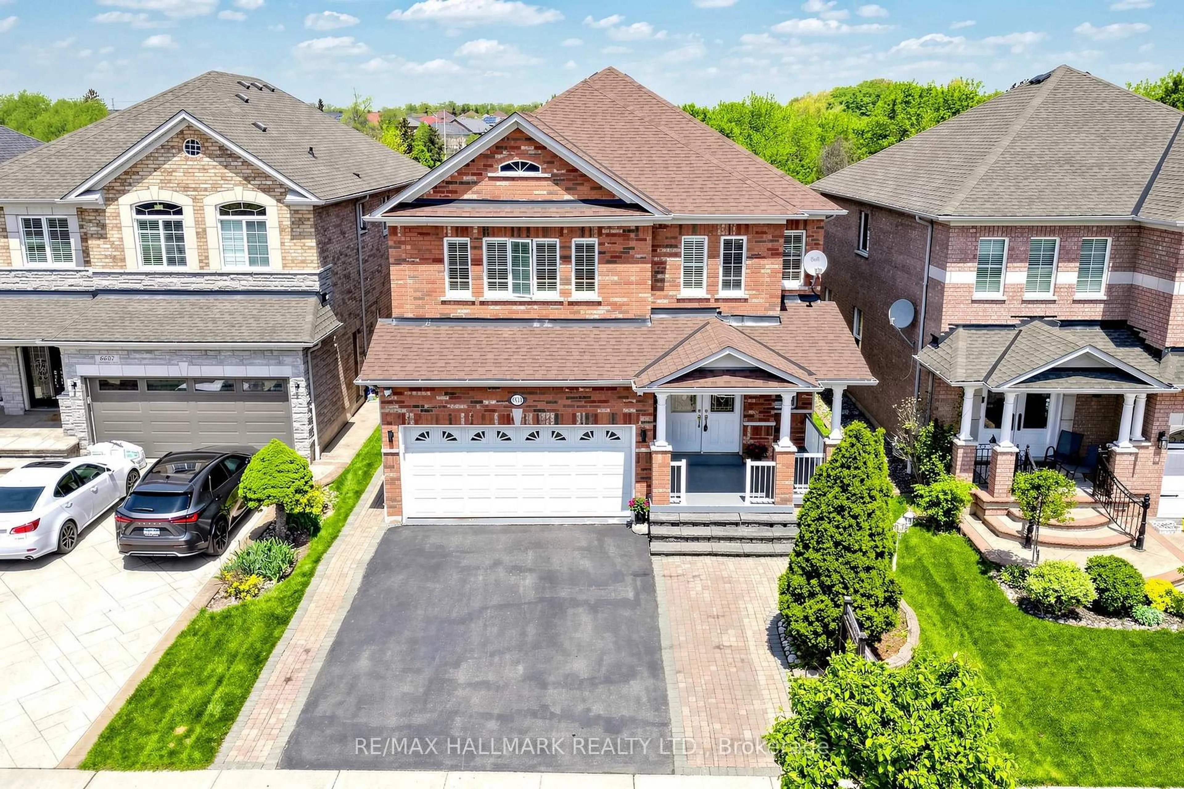 A pic from outside/outdoor area/front of a property/back of a property/a pic from drone, street for 6611 Spinnaker Circ, Mississauga Ontario L5W 1R2