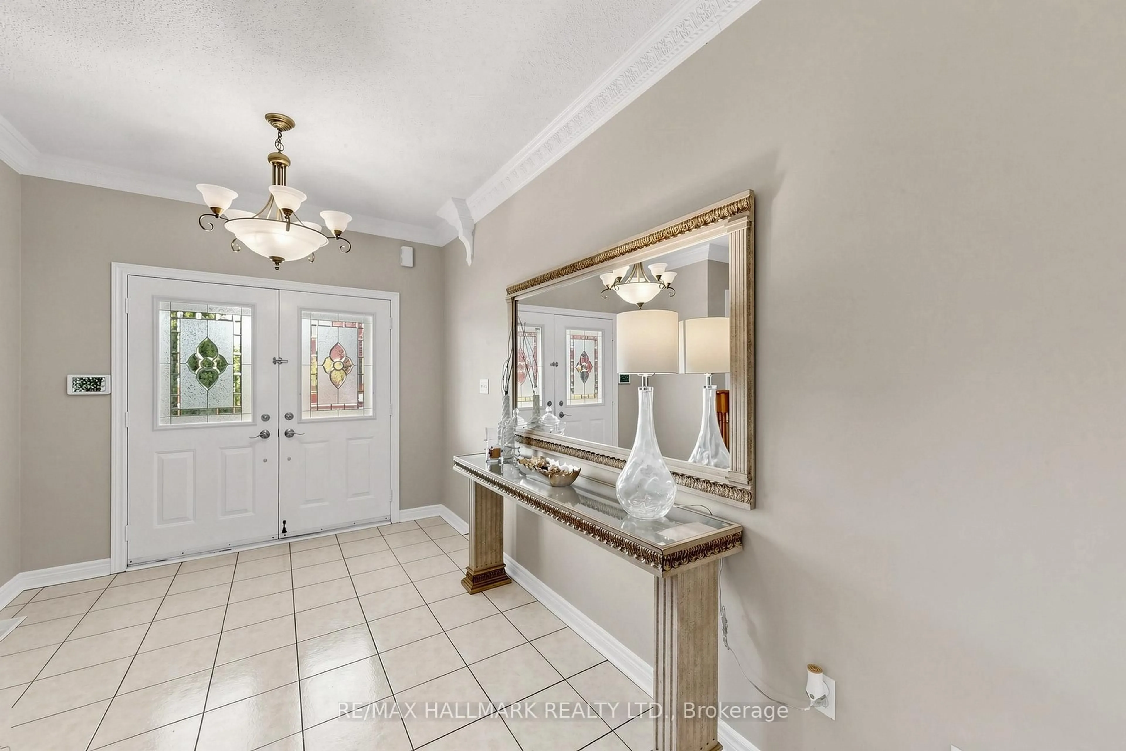 Indoor entryway for 6611 Spinnaker Circ, Mississauga Ontario L5W 1R2