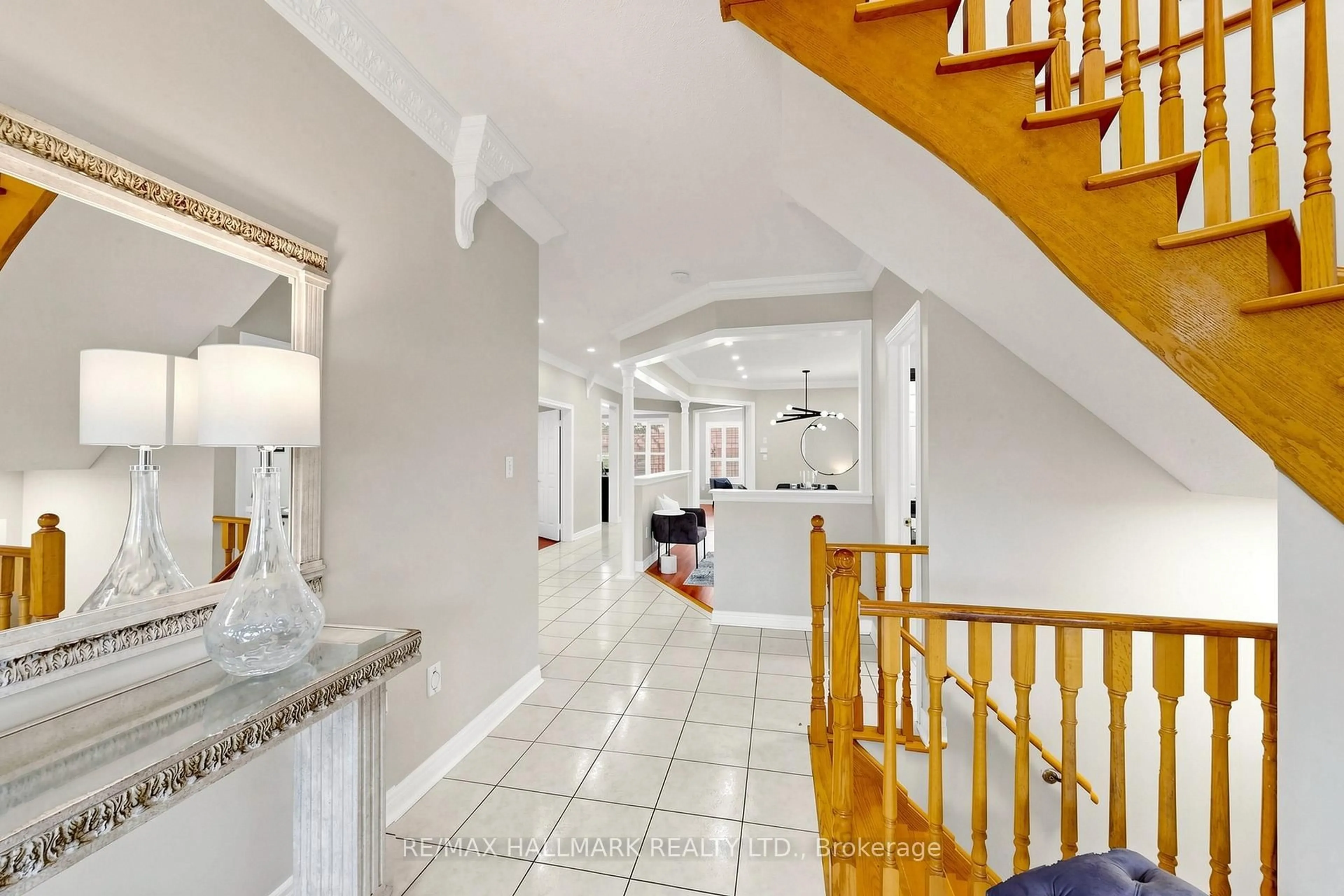 Indoor foyer for 6611 Spinnaker Circ, Mississauga Ontario L5W 1R2