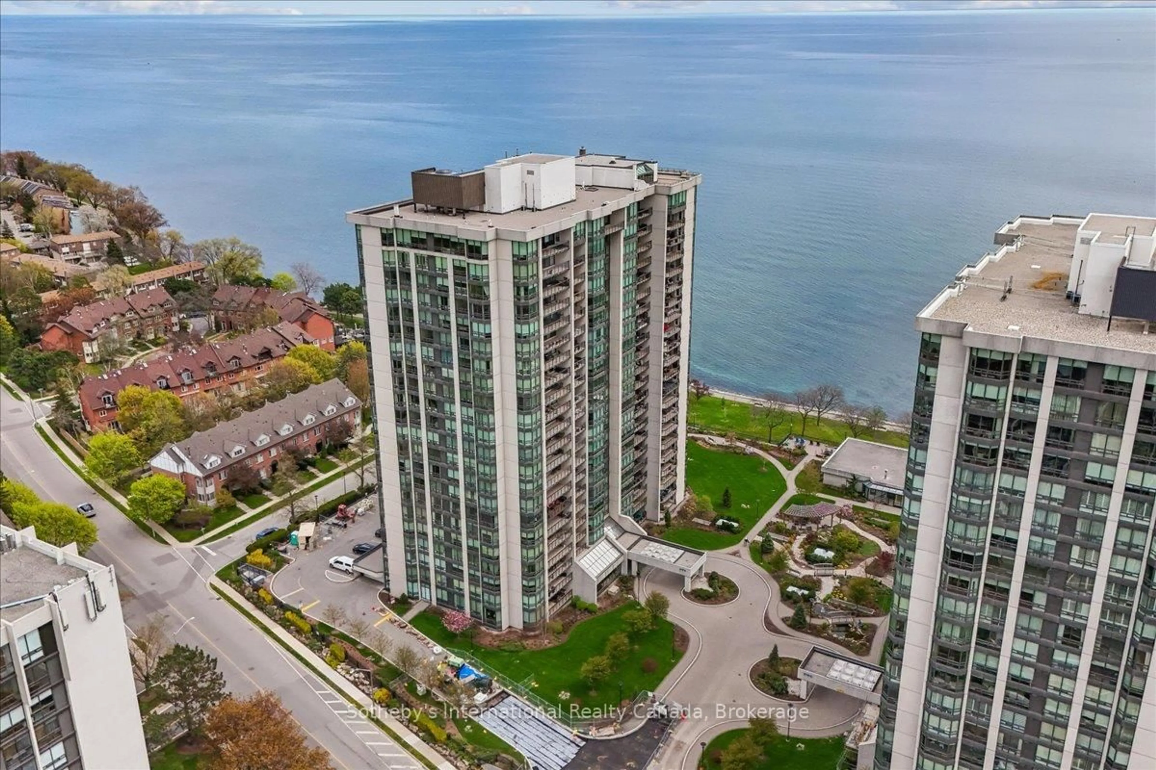A pic from outside/outdoor area/front of a property/back of a property/a pic from drone, water/lake/river/ocean view for 2170 Marine Dr #2104, Oakville Ontario L6L 5V1