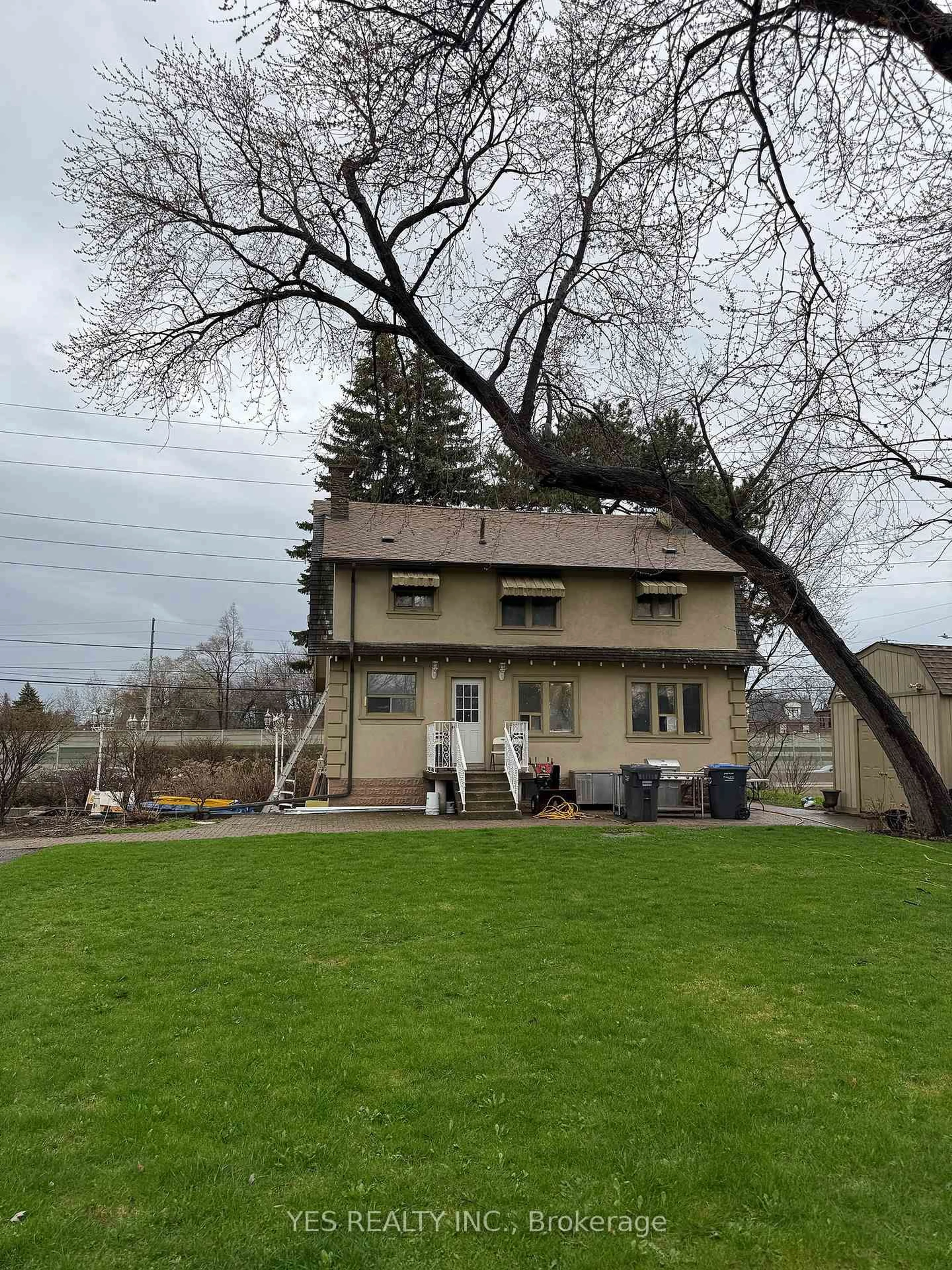 A pic from outside/outdoor area/front of a property/back of a property/a pic from drone, building for 199 North Service Rd, Mississauga Ontario L5A 1A4