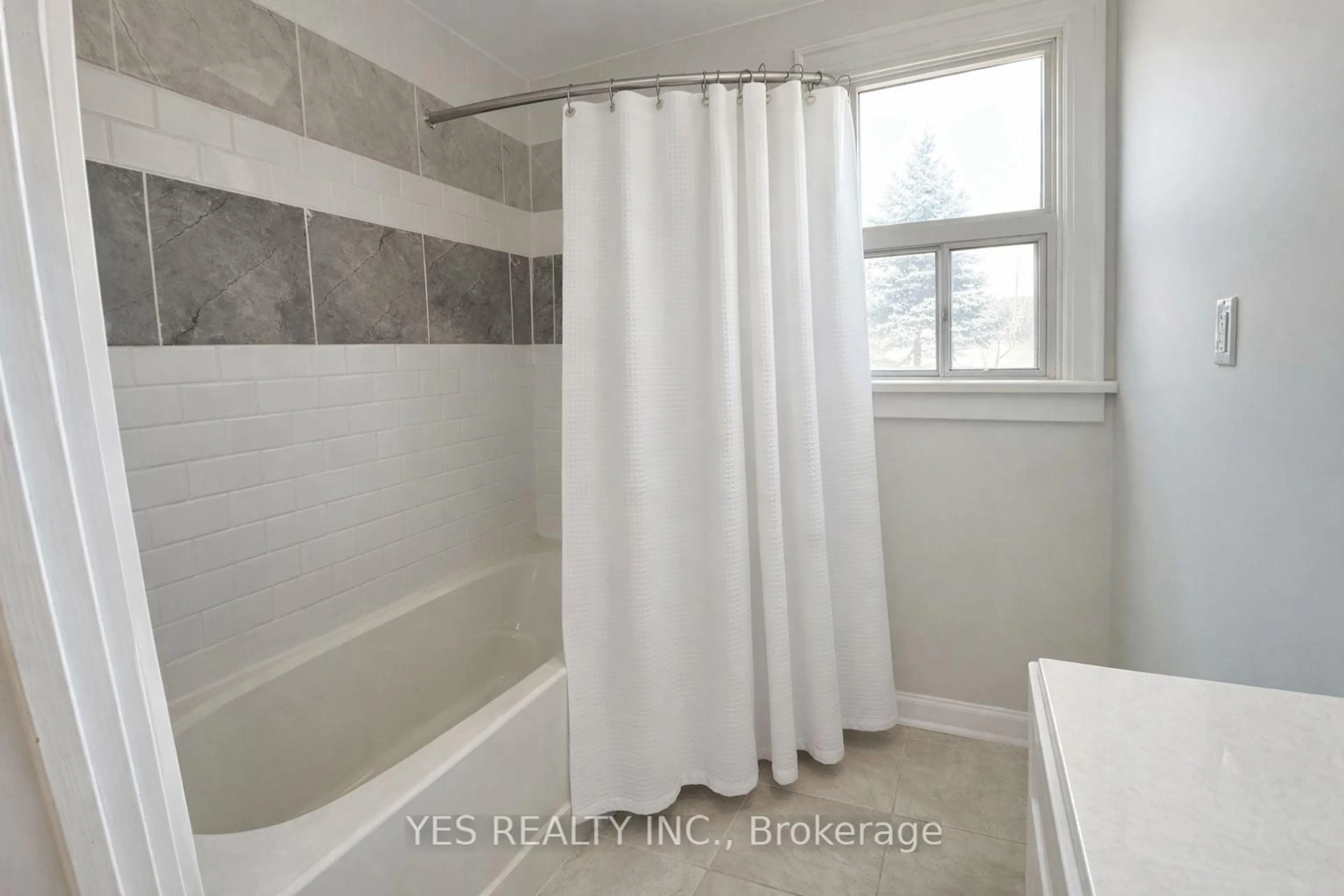 Standard bathroom, ceramic/tile floor for 199 North Service Rd, Mississauga Ontario L5A 1A4