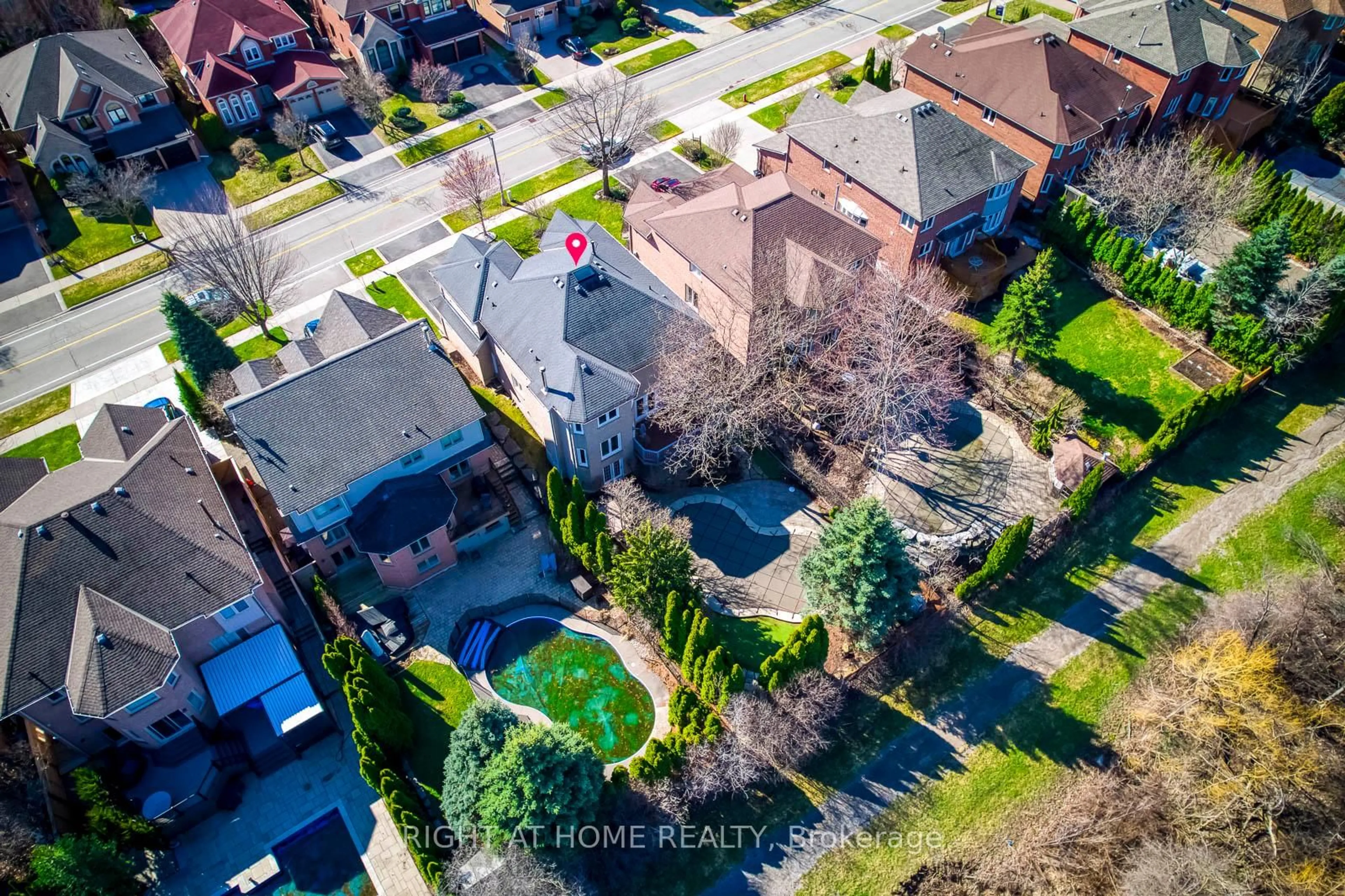 A pic from outside/outdoor area/front of a property/back of a property/a pic from drone, street for 1403 BAYSHIRE Dr, Oakville Ontario L6H 6E8