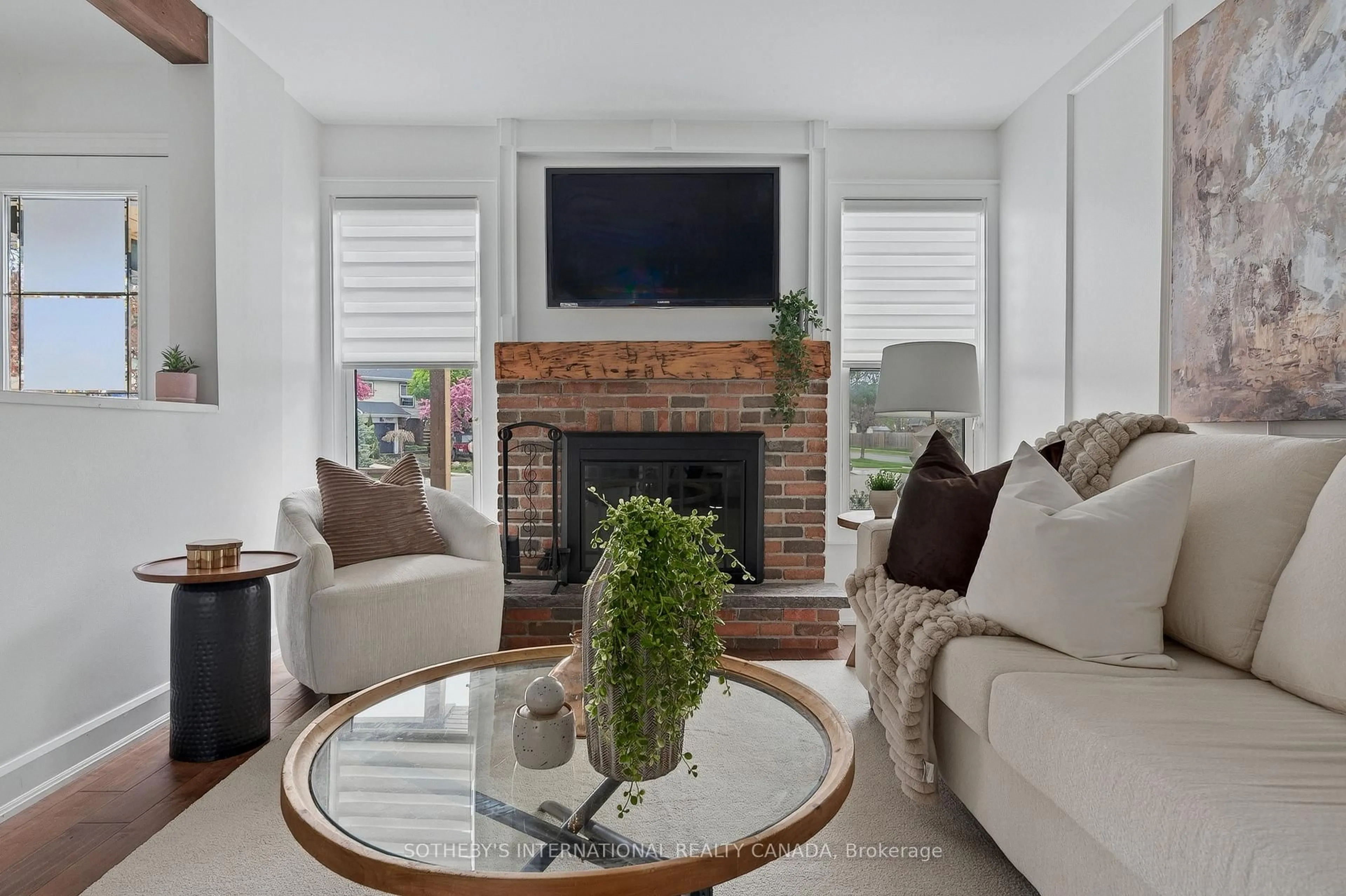 Living room with furniture, unknown for 2908 Bramshaw Gdns, Mississauga Ontario L5N 1S3