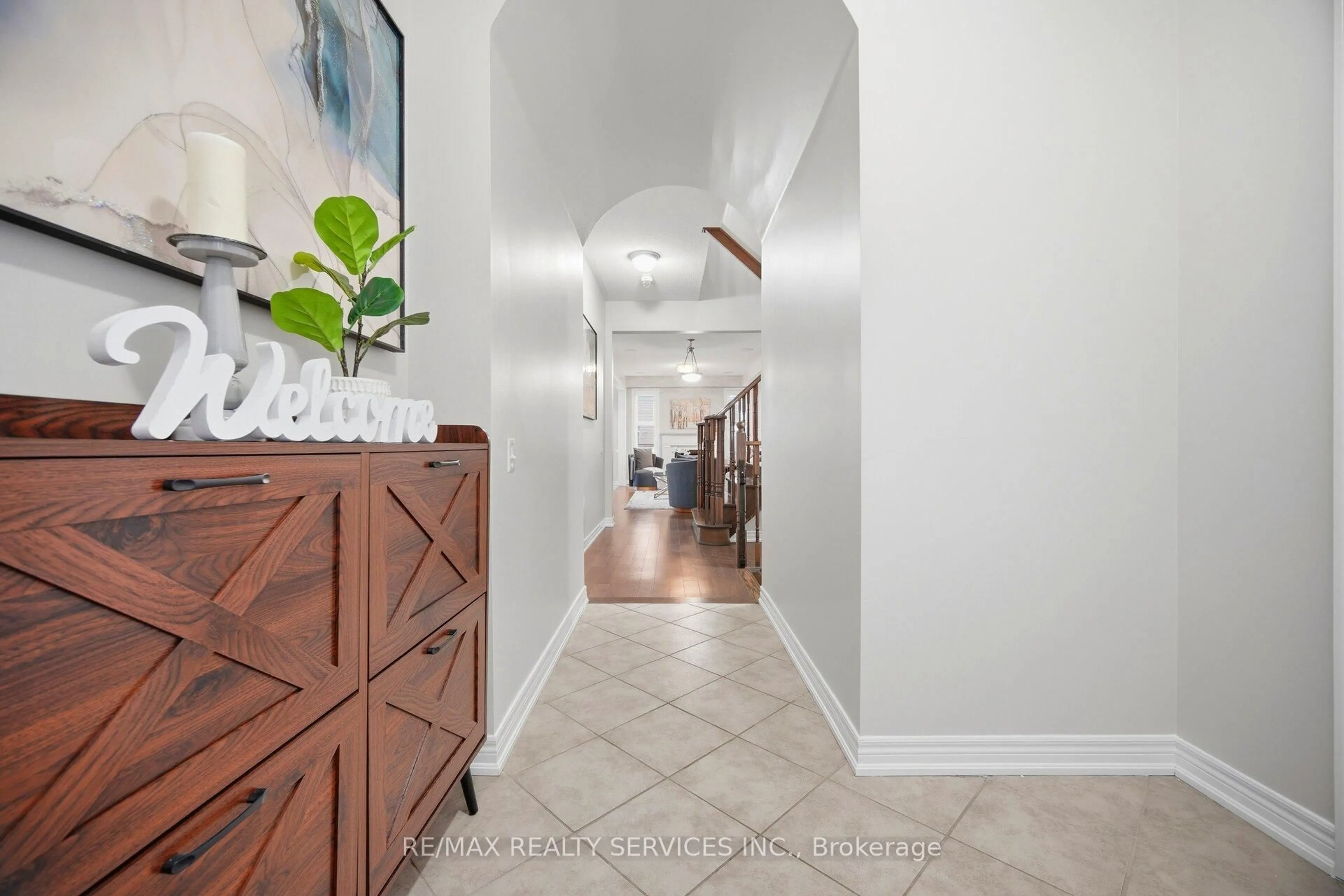 Indoor entryway for 9 Maple Trail Rd, Caledon Ontario L7C 3Z3