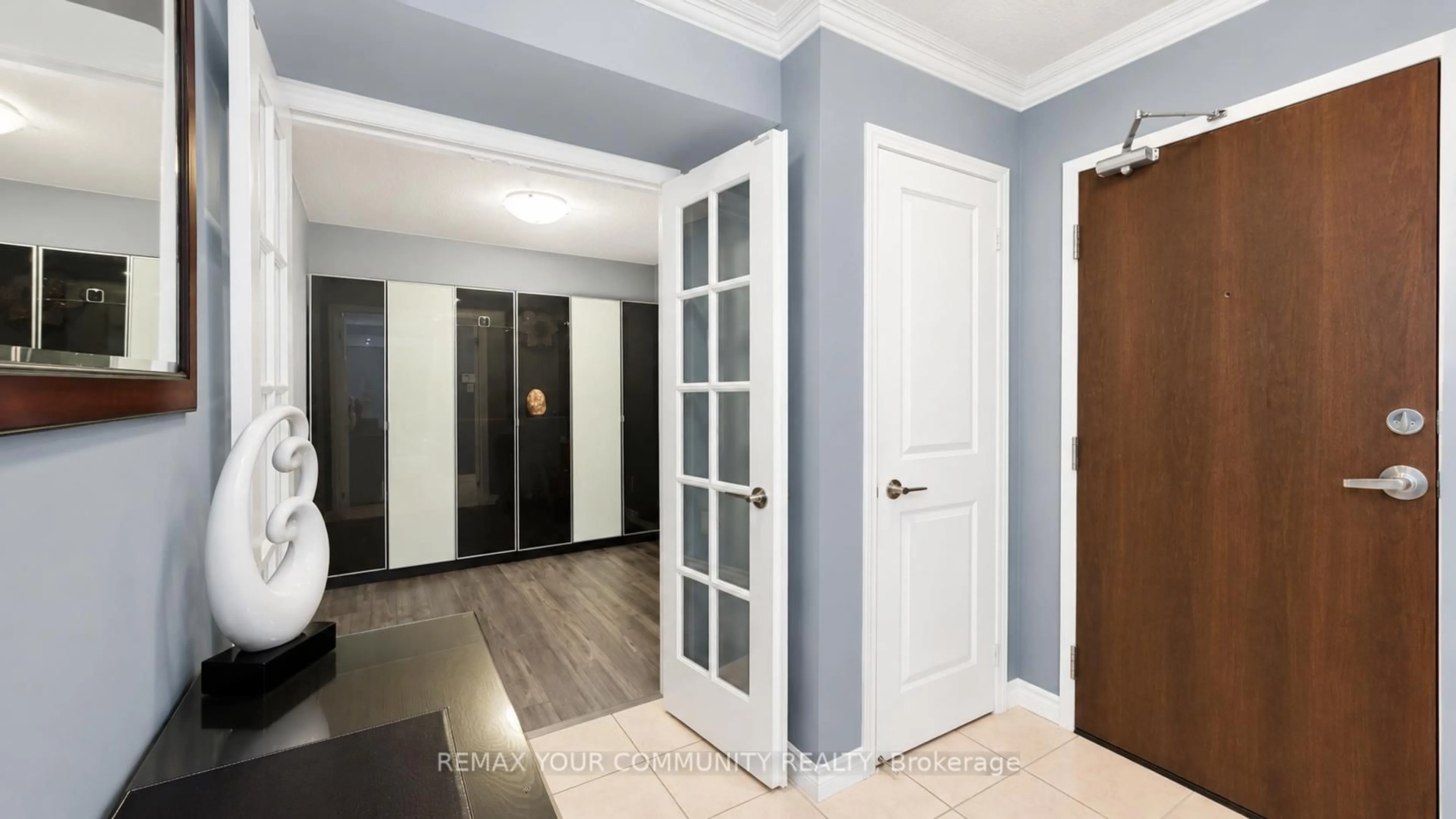 Indoor entryway for 9 George St #2413, Brampton Ontario L6X 0T6