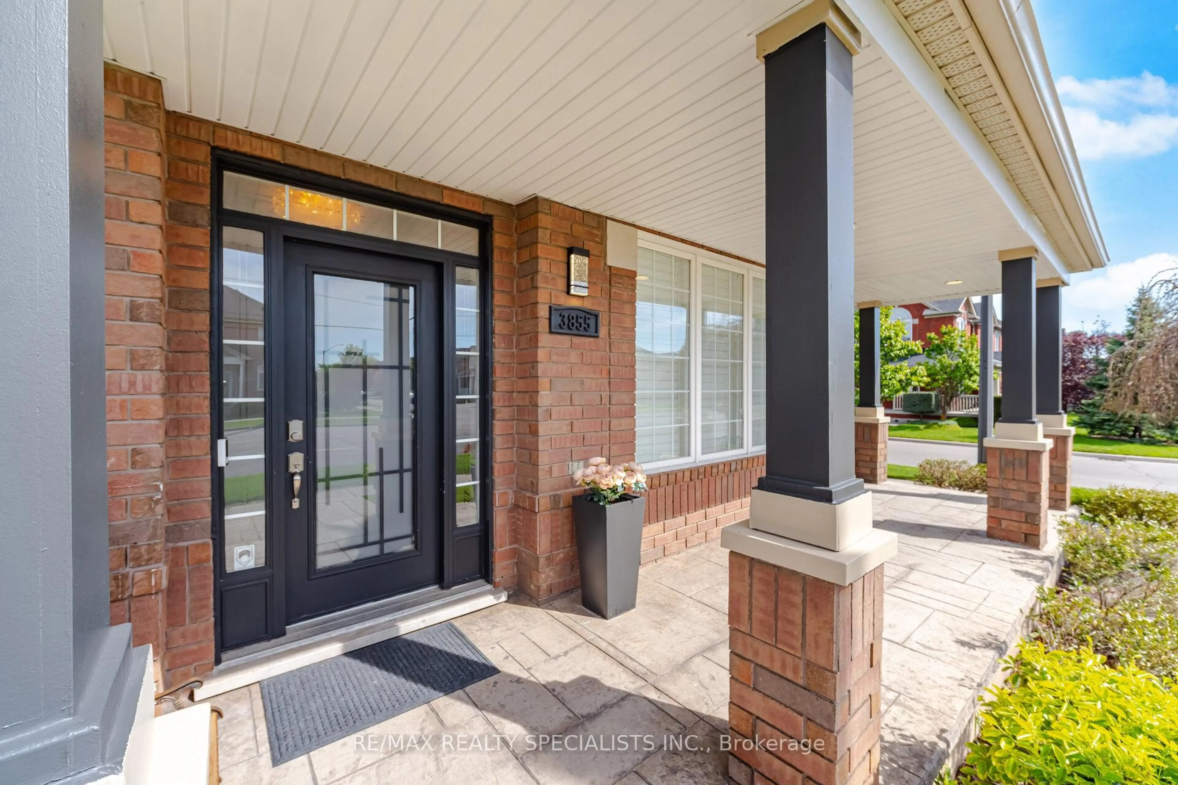 Indoor entryway for 3855 Thomas St, Mississauga Ontario L5M 7A6