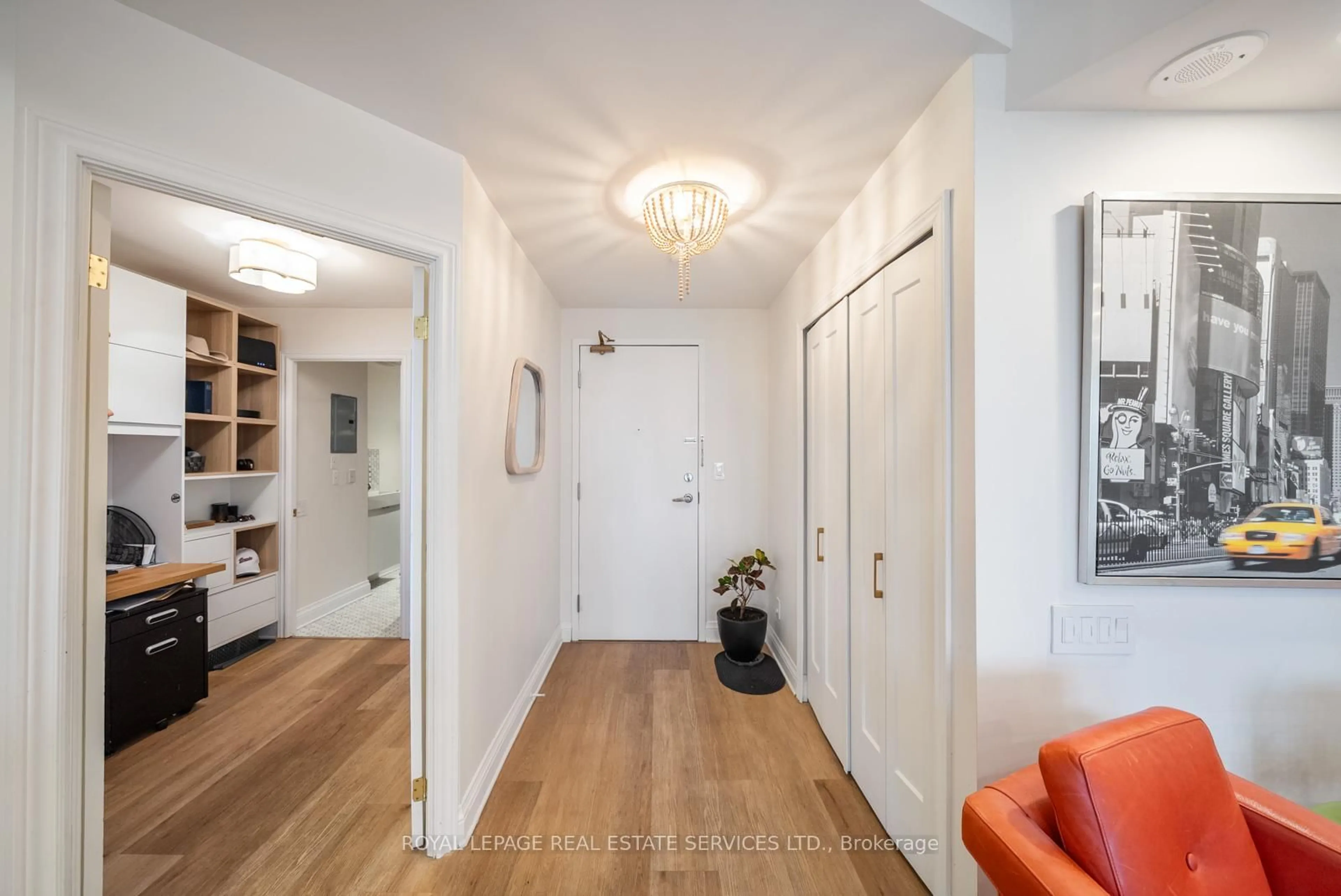 Indoor entryway for 50 Old Mill Rd #703, Oakville Ontario L6J 7W1