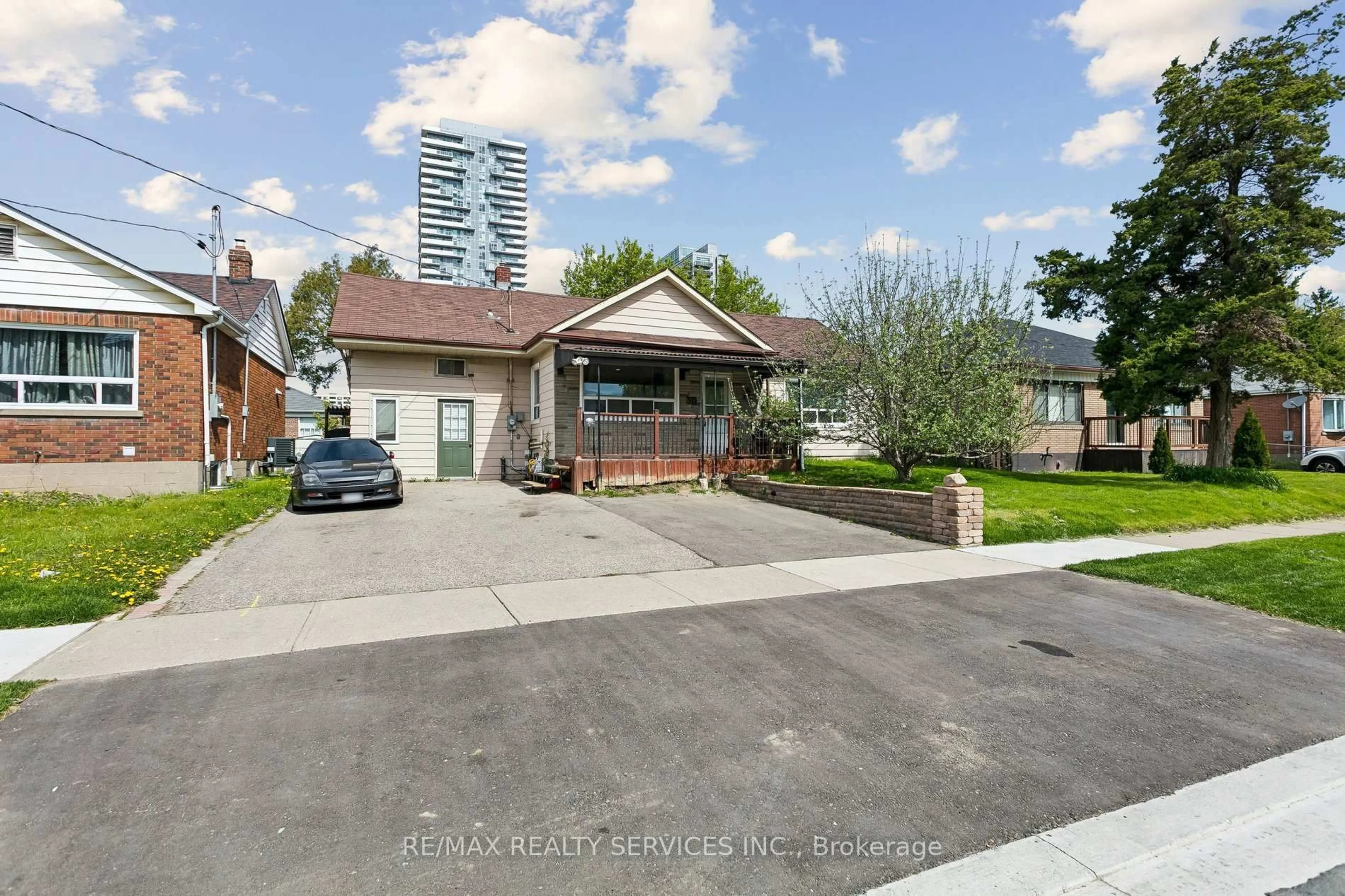 A pic from outside/outdoor area/front of a property/back of a property/a pic from drone, street for 30 Eastern Ave, Brampton Ontario L6W 1X6