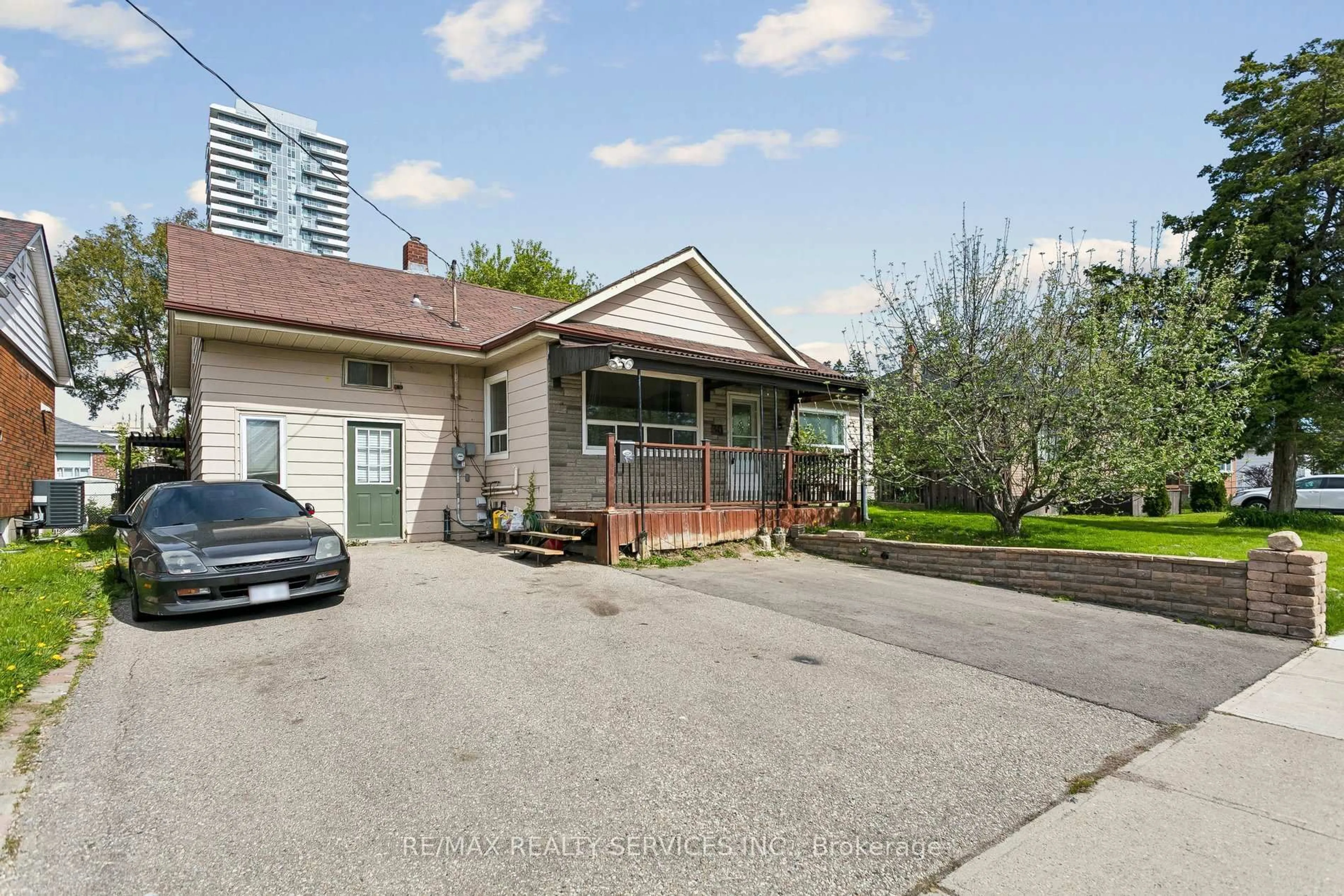 Unknown for 30 Eastern Ave, Brampton Ontario L6W 1X6