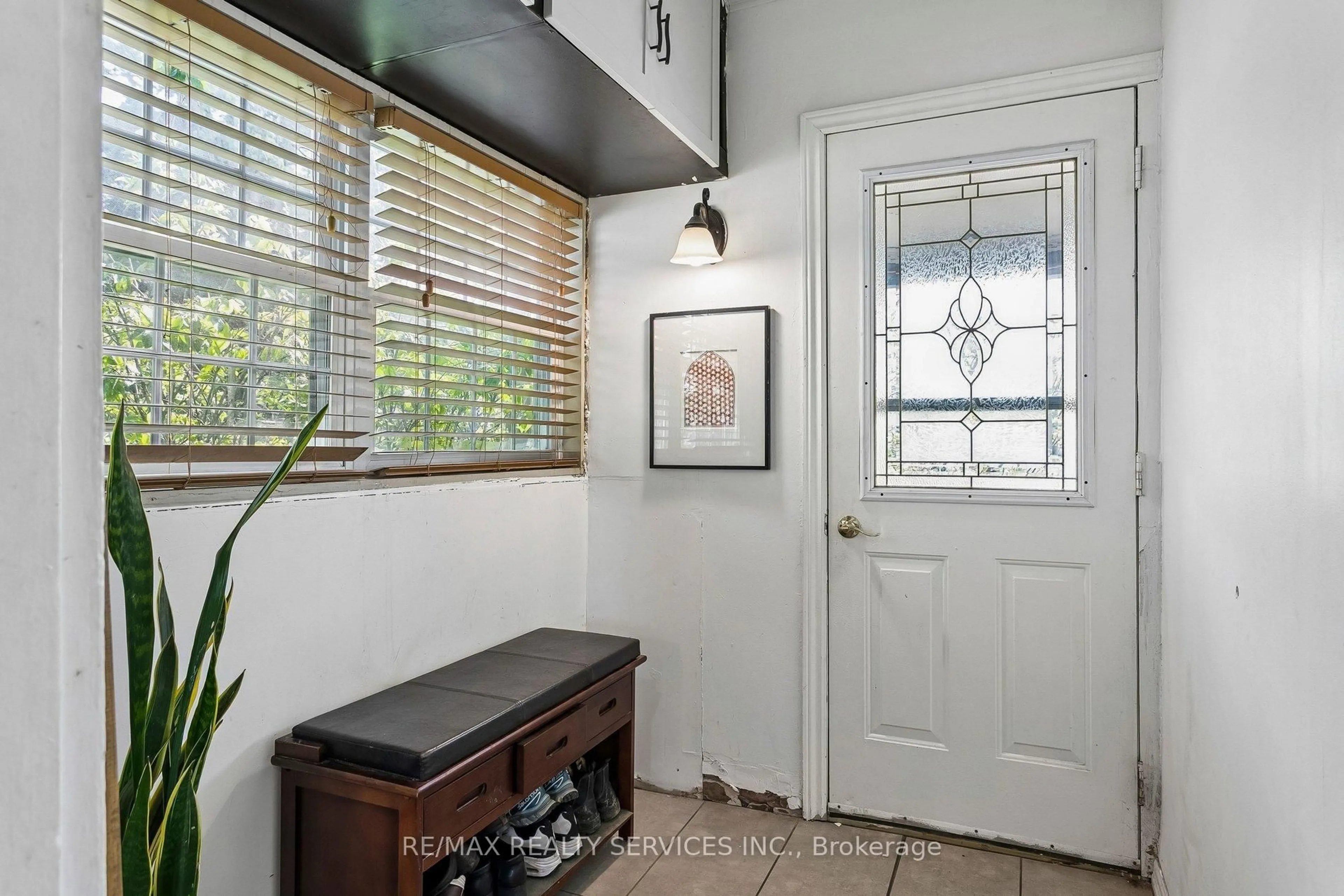 Indoor entryway for 30 Eastern Ave, Brampton Ontario L6W 1X6