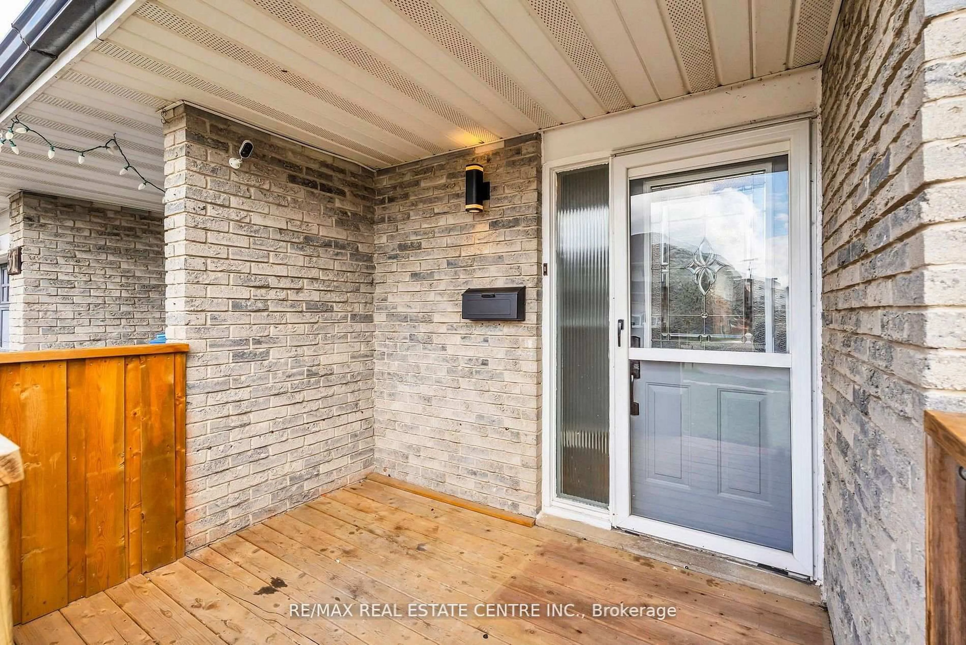 Indoor entryway for 33 Fourth Ave, Orangeville Ontario L9W 3S7