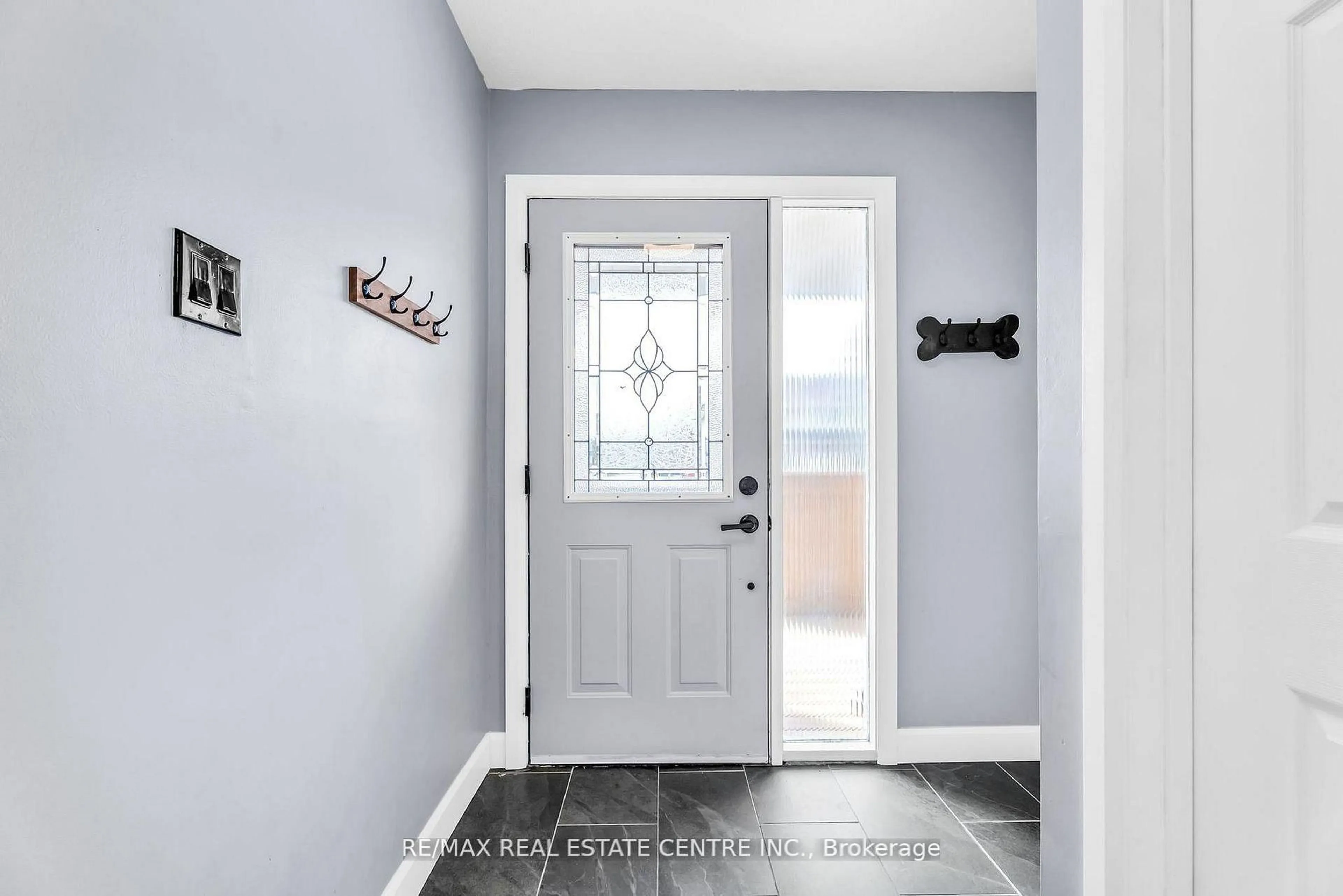 Indoor entryway for 33 Fourth Ave, Orangeville Ontario L9W 3S7